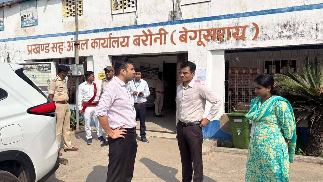 05 दरभंगा स्नातक एवं शिक्षक निर्वाचन क्षेत्र के लिए आज दिनांक 23 अक्टूबर 2026 को हो रहे मतदान के मद्देनजर जिला पदाधिकारी, बेगूसराय श्री रिची पांडेय द्वारा बरौनी प्रखंड कार्यालय एवं तेघड़ा प्रखंड कार्यालय स्थित मतदान केंद्रों का निरीक्षण किया गया।
निरीक्षण के दौरान जिला पदाधिकारी ने संबंधित मतदान केंद्रों पर चल रही मतदान प्रक्रिया का जायजा लिया तथा शांतिपूर्ण, निष्पक्ष एवं पारदर्शी मतदान सुनिश्चित करने के लिए की गई व्यवस्थाओं का अवलोकन किया।
मौके पर पुलिस अधीक्षक, बेगूसराय श्री मनीष एवं उप विकास आयुक्त श्री आकाश चौधरी उपस्थित थे।
IPRD Bihar
#begusarai
#eci