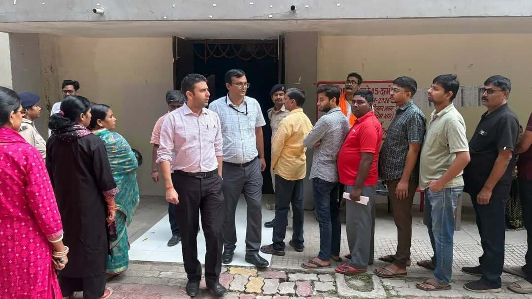 05 दरभंगा स्नातक एवं शिक्षक निर्वाचन क्षेत्र के लिए आज दिनांक 23 अक्टूबर 2026 को हो रहे मतदान के मद्देनजर जिला पदाधिकारी, बेगूसराय श्री रिची पांडेय एवं पुलिस अधीक्षक, बेगूसराय श्री मनीष द्वारा संयुक्त रूप से दिनकर कला भवन स्थित मतदान केंद्र का निरीक्षण किया गया।
निरीक्षण के दौरान दोनों अधिकारियों ने मतदान केंद्र पर मतदान प्रक्रिया का जायजा लिया तथा शांतिपूर्ण, निष्पक्ष एवं पारदर्शी मतदान सुनिश्चित करने के लिए की गई व्यवस्थाओं का अवलोकन किया। इस दौरान मतदान केंद्र पर विधि-व्यवस्था संधारण, सुरक्षा व्यवस्था तथा मतदान प्रक्रिया के सुचारु संचालन से संबंधित बिंदुओं का निरीक्षण किया गया।
IPRD Bihar
#begusarai
#eci