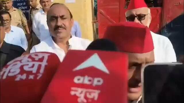 संवैधानिक लोकतंत्र के चौथे स्तंभ की महिला पत्रकार को सपा सुप्रीमो अखिलेश यादव ने बताया कि आप बहुत नासमझ हैं।🙂
