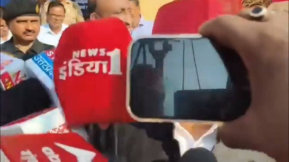 पत्रकार महोदया नासमझ हैं।
सवाल नहीं ...