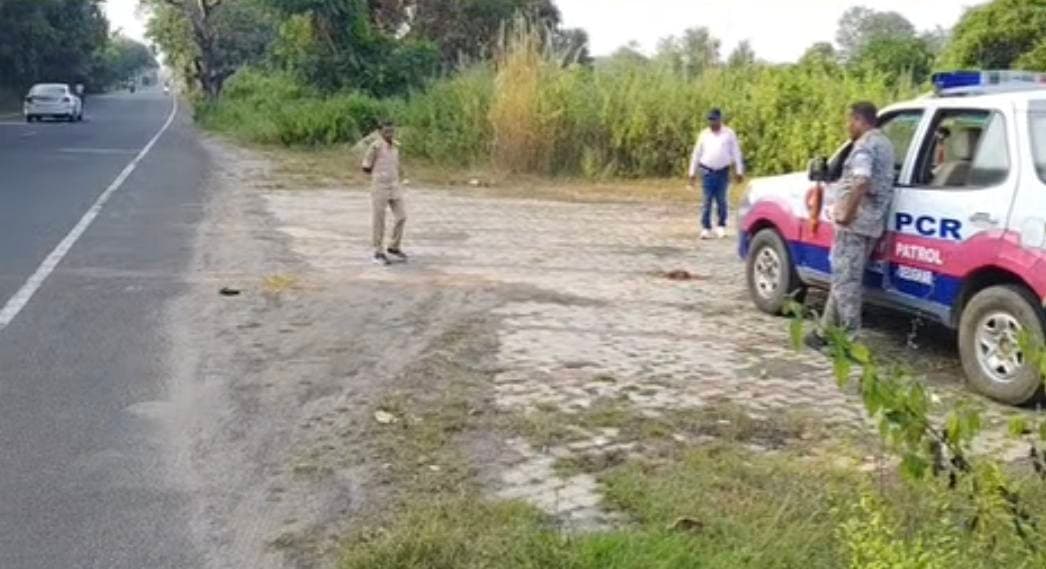 देवघर के सारवां थाना क्षेत्र के घोरपरास जंगल के पास दिनदहाड़े पिस्तौल दिखाकर कपड़ा दुकानदार से 5.60 लाख रुपये की लूट,