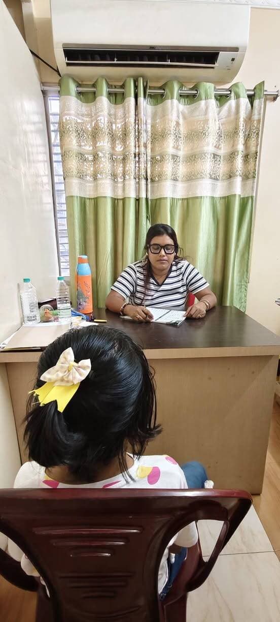 🌿 আমার আজকের পুষ্টিবিদের টিপস,,,,,,
ফলের রস নয়, গোটা ফল খাওয়ার অভ্যাস গড়ুন!
🍎 ফল খাওয়ার সময় বেশিরভাগ ক্ষেত্রে জুসের বদলে গোটা ফল বেছে নেওয়া ভালো কেন জানেন?
✅ গোটা ফলে প্রাকৃতিক ফাইবার থাকে, যা হজম ও অন্ত্রের স্বাস্থ্যের জন্য উপকারী।
✅ ফল চিবিয়ে খেলে খাওয়ার প্রক্রিয়ায় সময় লাগে এবং পরিমাণের দিকে নজর রাখা সহজ হতে পারে।
✅ জুস বানানোর সময় ফাইবার কমে যেতে পারে, বিশেষ করে ছেঁকে নিলে।
✅ জুসে একসঙ্গে একাধিক ফলের রস থাকলে অজান্তেই বেশি পরিমাণে পান করে ফেলতে পারেন।
💚 মনে রাখবেন, ফলের রস একেবারে নিষিদ্ধ নয়। তবে দৈনন্দিন খাদ্যাভ্যাসে গোটা ফলকে অগ্রাধিকার দিন।
আপনার স্বাস্থ্য ও প্রয়োজন অনুযায়ী সঠিক খাদ্যতালিকা তৈরি করতে পুষ্টিবিদের পরামর্শ নিন।
👩⚕️ পুষ্টিবিদ চন্দ্রিমা দে
U & URS NUTRITIONIST
#HealthyEating #NutritionTips #পুষ্টিবিদেরপরামর্শ