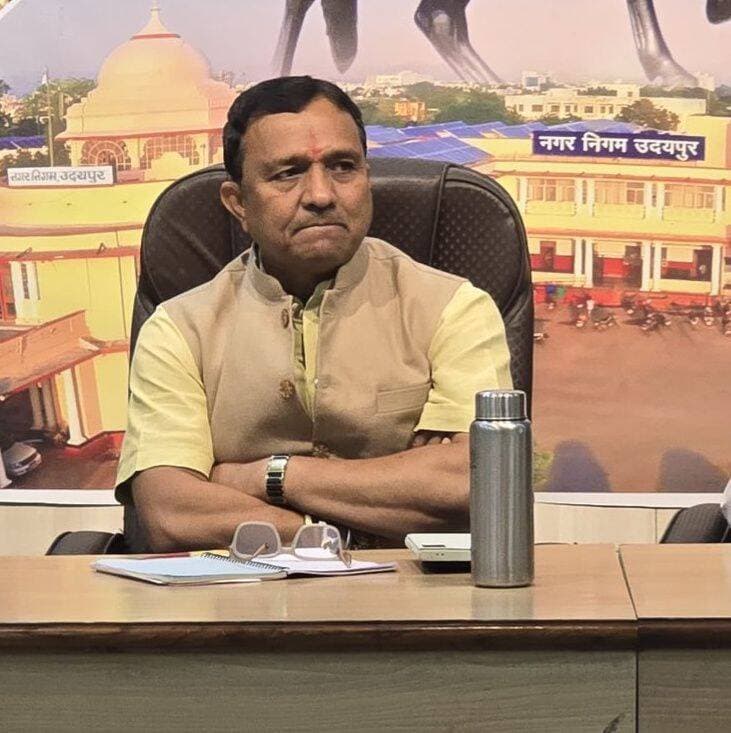 बहुप्रतीक्षित शक्तिनगर बॉटलनेक का रास्ता साफ , आज से शुरू होगा निर्माण कार्य, महापौर पारस सिंघवी के प्रयास हुए सफल, दीपावली से पहले उदयपुरवासियों को मिलेगी एक और सौगात
उदयपुर। उदयपुर शहर के बहुप्रतीक्षित शक्तिनगर बॉटलनेक के समाधान का रास्ता आखिरकार साफ हो गया है। नगर निगम महापौर पारस सिंघवी के विशेष प्रयासों और विस्थापित परिवारों के साथ सकारात्मक संवाद के बाद इस महत्वपूर्ण कार्य को शुरू करने पर सहमति बन गई है। शुक्रवार को महापौर कार्यालय में आयोजित बैठक में सभी संबंधित विस्थापित परिवारों की सहमति से शनिवार से निर्माण कार्य प्रारंभ करने का निर्णय लिया गया। नगर निगम द्वारा दीपावली से पहले शहरवासियों को इस महत्वपूर्ण विकास कार्य की सौगात देने की दिशा में कदम बढ़ा दिया गया है।
महापौर पारस सिंघवी की अध्यक्षता में आयोजित बैठक में नगर निगम आयुक्त अभिषेक खन्ना, उपनगर नियोजक सिराजुद्दीन, अधिशासी अभियंता अखिल गोयल, निगम पुलिस निरीक्षक मंगीलाल डांगी, क्षेत्रीय पार्षद विजय आहूजा सहित शक्तिनगर बॉटलनेक से संबंधित सभी आठ विस्थापित परिवारों के प्रतिनिधि उपस्थित रहे। बैठक में लंबे समय से लंबित प्रकरण पर विस्तार से चर्चा की गई तथा आपसी सहमति से समाधान निकालते हुए निर्माण कार्य शुरू करने का मार्ग प्रशस्त किया गया।
सात दिन में जमा करानी होगी शेष राशि।
बैठक में सहमति बनी कि जिन विस्थापित परिवारों ने निर्धारित राशि अभी तक जमा नहीं कराई है, वे आगामी सात दिवस में राशि जमा कराएंगे। वहीं, जिन दो परिवारों को भूखंड के बदले राशि दी जानी है, उन्हें नगर निगम की ओर से शुक्रवार को ही चेक प्रदान कर दिए गए है। इससे प्रकरण के शेष वित्तीय एवं प्रशासनिक पहलुओं का समाधान सुनिश्चित करने में मदद मिलेगी।
बैठक में यह भी तय किया गया कि सभी संबंधित परिवारों द्वारा निर्धारित राशि जमा कराने के 30 दिवस के भीतर अधिग्रहित भूमि के बदले आवंटित किए जाने वाले भूखंडों के आवंटन पत्र एवं कब्जा पत्र जारी कर दिए जाएंगे। इसके साथ ही सभी संबंधित भूखंडधारकों द्वारा समर्पित भूमि का कब्जा शुक्रवार को ही नगर निगम को सौंप दिया जाएगा। भूमि का कब्जा मिलने के बाद निगम द्वारा भराव हटाने, सड़क निर्माण और नालियों के निर्माण सहित आवश्यक विकास कार्य तत्काल प्रभाव से शनिवार से ही शुरू कर दिए जाएंगे जिससे दीपावली तक कार्य संपूर्ण हो सके।
महापौर सिंघवी की पहल से वर्षों से लंबित कार्य को मिली गति।
शक्तिनगर बॉटलनेक की समस्या के समाधान को लेकर नगर निगम लंबे समय से प्रयासरत था, लेकिन विभिन्न कारणों से सकारात्मक परिणाम सामने नहीं आ पा रहे थे। इस महत्वपूर्ण समस्या के समाधान के लिए महापौर पारस सिंघवी ने पहल करते हुए संबंधित परिवारों के प्रतिनिधि सुनील कालरा, पुरुषोत्तम लीलानी, ओमप्रकाश डोडेजा, संजय पाहूजा, स्वरूप विनोद तुलसीजा, नन्दलाल बुद्धराज, मनोज कालरा सुजाता कालरा और निगम अधिकारियों के बीच समन्वय स्थापित किया। शुक्रवार को आयोजित बैठक में सभी पक्षों की बात सुनकर व्यावहारिक समाधान पर सहमति बनाई गई।महापौर पारस सिंघवी के प्रयासों से बनी इस सहमति को शहर के विकास की दिशा में महत्वपूर्ण उपलब्धि माना जा रहा है। बॉटलनेक के समाधान से संबंधित सड़क एवं आधारभूत संरचना विकास कार्यों को गति मिलेगी और क्षेत्र में आवागमन को बेहतर बनाने में मदद मिलेगी।
दीपावली से पहले विकास कार्य की सौगात।
नगर निगम आयुक्त अभिषेक खन्ना ने बताया कि निगम का प्रयास है कि दीपावली से पहले इस महत्वपूर्ण कार्य को गति देकर शहरवासियों को राहत प्रदान की जाए। शनिवार से निर्माण कार्य शुरू होने के साथ ही शक्तिनगर बॉटलनेक के समाधान की दिशा में लंबे समय से प्रतीक्षित कार्रवाई धरातल पर उतरने जा रही है। महापौर पारस सिंघवी की पहल और सभी संबंधित पक्षों की सहमति से लिया गया यह निर्णय उदयपुर के विकास कार्यों को आगे बढ़ाने में महत्वपूर्ण साबित होगा।