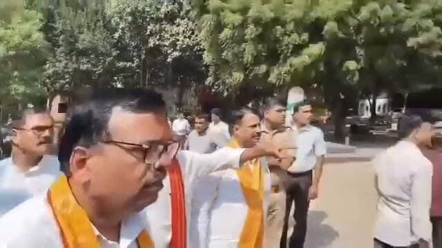 कौशांबी: MLC चुनाव के दौरान भाजपा-सपा नेताओं में तीखी नोकझोंक, दरोगा को बताया सपा का एजेंट
नेवादा ब्लॉक में मतदान के दौरान बढ़ा विवाद, सपा नेता ने भाजपा जिलाध्यक्ष पर गाली-गलौज करने का लगाया आरोप
कौशांबी। इलाहाबाद-झांसी खंड स्नातक एमएलसी चुनाव के दौरान कौशांबी जिले के नेवादा ब्लॉक में भाजपा और सपा नेताओं के बीच तीखी नोकझोंक का मामला सामने आया है। मतदान के दौरान भाजपा जिलाध्यक्ष धर्मराज मौर्य और सपा उपाध्यक्ष जितेंद्र कुमार सरोज के बीच विवाद हो गया। घटना के बाद मतदान केंद्र पर राजनीतिक माहौल गरमा गया।
मिली जानकारी के अनुसार, मतदान के दौरान भाजपा जिलाध्यक्ष धर्मराज मौर्य ने ड्यूटी पर तैनात एक दरोगा को कथित तौर पर सपा का एजेंट बता दिया। इस बात को लेकर विवाद बढ़ गया और भाजपा जिलाध्यक्ष तथा सपा उपाध्यक्ष जितेंद्र कुमार सरोज के बीच तीखी बहस होने लगी।
वहीं, सपा नेता जितेंद्र कुमार सरोज ने भाजपा जिलाध्यक्ष धर्मराज मौर्य पर गाली-गलौज करने का आरोप लगाया है। एमएलसी चुनाव के दौरान दो प्रमुख राजनीतिक दलों के नेताओं के बीच हुई इस नोकझोंक से इलाके में चर्चा तेज हो गई है।
फिलहाल, मामले में दोनों पक्षों के आरोपों की स्वतंत्र पुष्टि और संबंधित अधिकारियों का पक्ष सामने आना बाकी है।
#viralvideoシ #dmkaushambi