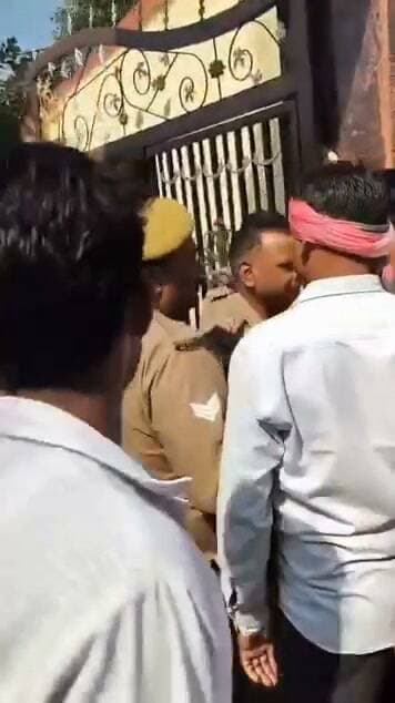 बारा विधानसभा के बूथ 98-99 पर फर्जी मतदान का आरोप, पीठासीन अधिकारी पर भाजपा प्रत्याशी के पक्ष में मतदान कराने का आरोप, विडियो सोशल मीडिया पर वायरल।
प्रयागराज/बारा। इलाहाबाद-झांसी खंड स्नातक एमएलसी निर्वाचन के दौरान बारा विधानसभा के कौंधियारा ब्लॉक स्थित बूथ संख्या 98 और 99 पर गंभीर अनियमितता का मामला सामने आया है।
यहां भाजपा के पक्ष में फर्जी मतदान कराए जाने की शिकायत की गई है। आरोप है कि पीठासीन अधिकारी द्वारा मतदाताओं को भाजपा प्रत्याशी का क्रमांक बताकर मतदान को प्रभावित किया जा रहा है, जो चुनाव आचार संहिता का उल्लंघन है।
स्थानीय मतदाताओं और विपक्ष ने चुनाव आयोग से मामले का संज्ञान लेने, तत्काल जांच कराने और दोषी अधिकारियों पर कार्रवाई करते हुए निष्पक्ष मतदान सुनिश्चित कराने की मांग की है।
#Prayagraj #BaraVidhanSabha #Kaundhiyara #MLCElection #JhansiKhand #GraduateMLC #ElectionCommission #Bara #BoothNo98 #BoothNo99 #BreakingNews #UPNews