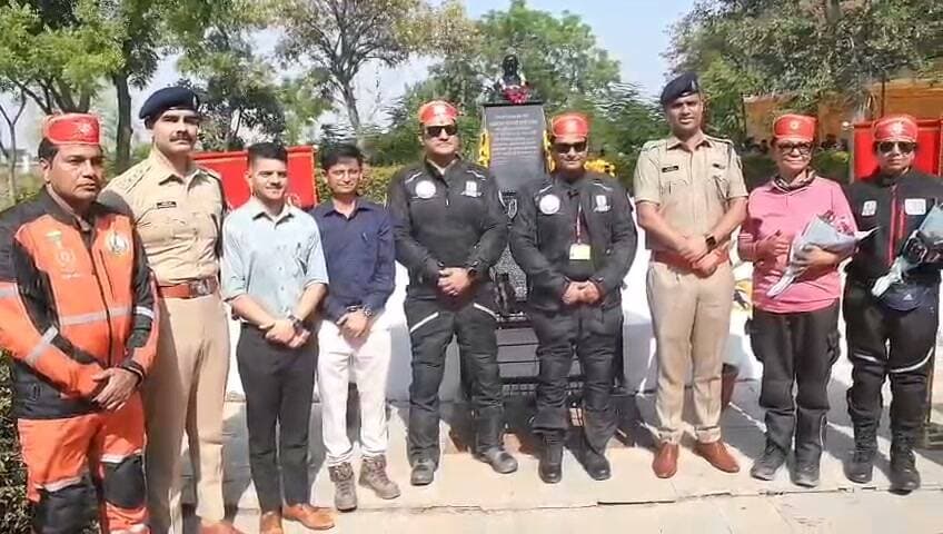चित्तौड़गढ़ में ‘FIGHT AGAINST DRUGS’ राष्ट्रीय मोटर साइकिल रैली का भव्य स्वागत, विजय स्तंभ से किया फ्लैग ऑफ।
दैनिक वीरधरा राजस्थान।
चित्तौड़गढ़। सरदार वल्लभभाई पटेल की जयंती के उपलक्ष्य में नशे के विरुद्ध जनजागरूकता के उद्देश्य से आयोजित ‘FIGHT AGAINST DRUGS’ राष्ट्रीय मोटर साइकिल रैली का शुक्रवार को चित्तौड़गढ़ आगमन हुआ। जिला पुलिस अधीक्षक धर्मेन्द्र सिंह ने रैली में शामिल विभिन्न केंद्रीय सुरक्षा बलों एवं पुलिस संगठनों के अधिकारियों का स्वागत किया। इस अवसर पर पुलिस लाइन ऑडिटोरियम में संवाद कार्यक्रम आयोजित किया गया, जिसमें एनएसजी के आईजी अमित कुमार पाठक ने उपस्थित सभी को नशे के विरुद्ध शपथ दिलाई। इसके पश्चात ऐतिहासिक विजय स्तंभ, दुर्ग चित्तौड़गढ़ से रैली को फ्लैग ऑफ कर उदयपुर के लिए रवाना किया गया। रैली को रवाना करने के बाद इसमें शामिल अधिकारियों ने ऐतिहासिक चित्तौड़गढ़ दुर्ग का भ्रमण किया तथा दुर्ग की गौरवशाली विरासत एवं स्थापत्य कला की प्रशंसा की।
जिला पुलिस अधीक्षक धर्मेन्द्र सिंह ने बताया कि सरदार वल्लभभाई पटेल की जयंती के उपलक्ष्य में गुजरात के एकतानगर में 31 अक्टूबर 2026 को आयोजित होने वाले राष्ट्रीय एकता दिवस कार्यक्रम के तहत यह रैली निकाली जा रही है। रैली का उद्देश्य युवाओं एवं आमजन को नशे के दुष्प्रभावों के प्रति जागरूक करना तथा नशे से दूर रहकर स्वस्थ एवं सकारात्मक जीवनशैली अपनाने के लिए प्रेरित करना है। राष्ट्रीय मोटर साइकिल रैली-2026 (नॉर्दर्न जोन-01) में विभिन्न केंद्रीय सुरक्षा बलों एवं पुलिस संगठनों के अधिकारी शामिल हैं।