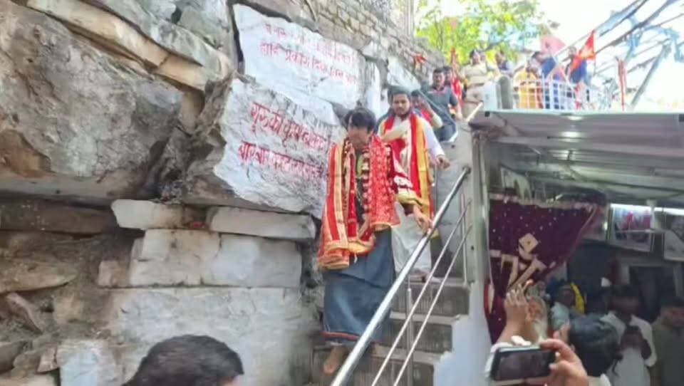 मैहर में मां शारदा के दर्शन करने पहुंचे बागेश्वर धाम सरकार , बोले— “हिंदू एक होगा, भारत हिंदू राष्ट्र होगा!”
मां शारदा के दरबार से बागेश्वर सरकार का बड़ा संदेश!
मैहर में मां शारदा के दर्शन करने पहुंचे बागेश्वर धाम सरकार ने हिंदू एकता, सनातन संस्कृति और धर्मांतरण के मुद्दे पर अपनी बात रखी।
उन्होंने कहा कि समाज को छुआछूत और जातिगत भेदभाव से मुक्त होना चाहिए। साथ ही राजनीतिक दलों से अपील की कि जाति के नाम पर समाज को बांटने से बचें।
धर्मांतरण के मुद्दे पर भी उन्होंने चिंता जताई और सनातन संस्कृति की रक्षा के लिए हिंदू समाज से एकजुट रहने का आह्वान किया। उन्होंने देश में शांति बनाए रखने और सेना के साथ खड़े रहने की बात भी कही।
बागेश्वर सरकार के इस बयान पर आपकी क्या राय है? क्या जातिगत भेदभाव मिटाकर समाज में एकता मजबूत की जा सकती है? अपनी राय कमेंट में बताइए।
Bundeli भौकाल न्यूज़ — सच की आवाज
#BageshwarDham #DhirendraShastri #Maihar #MaaSharda #HinduEkta #SanatanDharma #BundeliBhaukaalNews