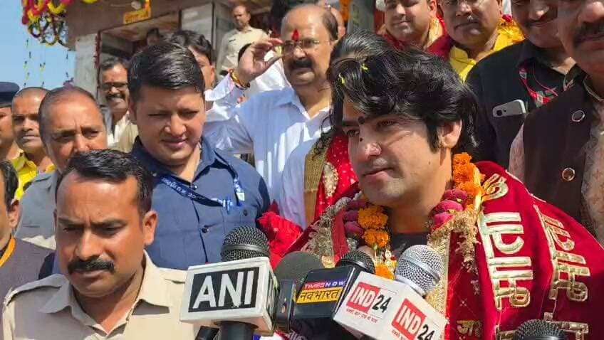 मैहर में मां शारदा के दर्शन करने पहुंचे बागेश्वर धाम सरकार ,हिंदू एकता और धर्मांतरण पर दिया बड़ा बयान
*मां शारदा के दर्शन कर बोले बागेश्वर सरकार भारत हिंदू राष्ट्र होगा, हिंदू एक होगा*
मैहर में मां शारदा के दर्शन करने पहुंचे बागेश्वर सरकार ने कहा कि भारत हिंदू राष्ट्र होगा और हिंदुओं को एकजुट होना होगा। उन्होंने कहा कि हमारा उद्देश्य छुआछूत और जातिगत भेदभाव से मुक्त समाज का निर्माण करना है। जिस दिन भारत से सनातन मिट जाएगा, उस दिन भारत की पहचान भी मिट जाएगी।बागेश्वर सरकार ने वर्तमान परिस्थितियों पर चिंता जताते हुए कहा कि हमें विदेशी ताकतों के बहकावे में आकर दंगा-फसाद नहीं करना है, बल्कि देश और सेना के साथ खड़े रहकर शांति बनाए रखनी है। उन्होंने राजनीतिक दलों से भी अपील की कि राजनीति के लिए जातियों और भेदभाव के नाम पर समाज को न बांटें।धर्मांतरण के मुद्दे पर उन्होंने सुप्रीम कोर्ट के आदेश का स्वागत करते हुए कहा कि देश में धर्मांतरण रोकने के लिए गंभीर प्रयास होने चाहिए। उन्होंने आरोप लगाया कि विदेशी ताकतें फंडिंग के माध्यम से हिंदुओं को बरगलाने का प्रयास कर रही हैं,बागेश्वर सरकार ने कहा कि हिंदू समाज को एकजुट होकर अपनी संस्कृति और सनातन परंपराओं की रक्षा करनी चाहिए। हमारा संकल्प है—हिंदू एक होगा, भारत हिंदू राष्ट्र होगा और भारत से सनातन कभी मिट नहीं पाएगा।