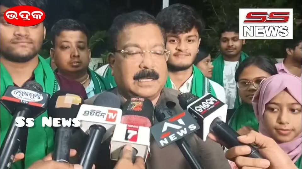 ଭଦ୍ରକ:: ଭଦ୍ରକ ସ୍ୱୟଂ ଶାସିତ ମହାବିଦ୍ୟାଳୟ ରେ ଛାତ୍ର ସଂସଦ ନିର୍ବାଚନ ରେ ବିଜୟୀ ପାର୍ଥି ଙ୍କୁ ଭେଟି ଶୁଭେଚ୍ଛା ଜଣାଇଲେ ବିଜେଡି ସାଧାରଣ ସମ୍ପାଦକ ତଥା ଭଣ୍ଡାରିପୋଖରୀ ବିଧାୟକ ସଂଜୀବ ମଲ୍ଲିକ
#SSnews #Bhadraknews #BCJDODISHA #bjd #StudentUnionElection