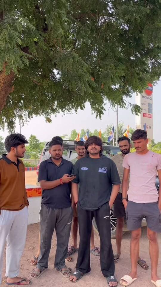 मूर्ति विसर्जन के दौरान विवाद! FIR में मारपीट के आरोप, 3 नामजद समेत अन्य लोगों का जिक्र
छतरपुर जिले में मूर्ति विसर्जन के दौरान हुए विवाद का मामला सामने आया है। FIR में दर्ज शिकायत के अनुसार, 21 अक्टूबर 2026 की शाम मूर्ति विसर्जन से लौटते समय कचरा फेंकने को लेकर विवाद शुरू हुआ। शिकायतकर्ता ने आरोप लगाया है कि विवाद बढ़ने पर कुछ लोगों ने लाठी-डंडों से मारपीट की, जिसमें कई लोगों को चोटें आईं।
शिकायत में कुछ लोगों के नाम का उल्लेख किया गया है, जबकि तीन अज्ञात लोगों के शामिल होने की बात भी कही गई है। दस्तावेज के अनुसार, 22 अक्टूबर को थाने पहुंचकर शिकायत दर्ज कराई गई और मामले की जांच सब-इंस्पेक्टर सुमित कुमार सुमन को सौंपी गई है।
अब सवाल यह है कि मूर्ति विसर्जन के दौरान शुरू हुआ विवाद आखिर इतना क्यों बढ़ा? मामले की जांच में क्या सामने आता है, यह देखना होगा।
📍 Bundeli भौकाल न्यूज़
#ChhatarpurNews #BundeliBhaukaalNews #MPNews #CrimeNews #BreakingNews