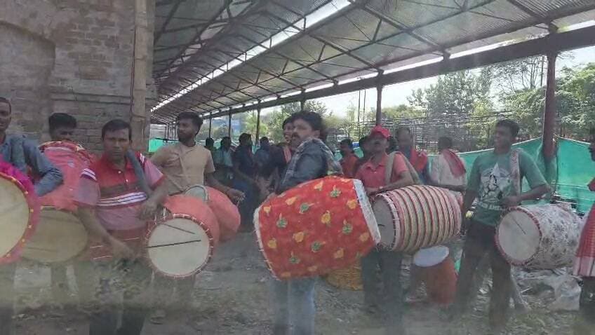 এবার বাড়ি ফেরার পালা ঢাকিদের
দূর দূরান্ত থেকে দুর্গাপূজায় ঢাক বাজাতে আসেন এই ঢাকীরা নিজেদের বাড়িঘর ছেড়ে আজ কয়েক দিনের পূজো শেষে বাড়ি ফিরছেন তারা আনন্দের সহিত।