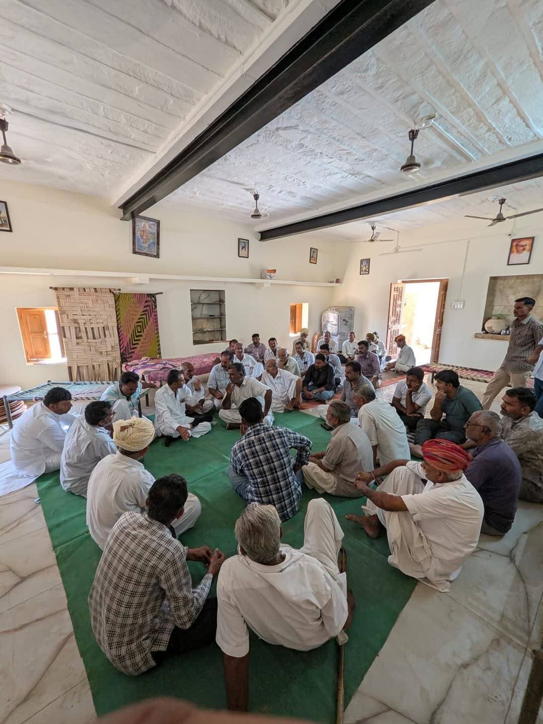 सांगड़ गांव में अम्बिका कंवर का जनसंपर्क: वार्ड 12 में चुनावी सरगर्मियां तेज, विकास और स्थानीय मुद्दों पर ग्रामीणों से साधा संवाद
पंचायत समिति सदस्य पद के लिए वार्ड नंबर 12 से प्रबल दावेदार अम्बिका कंवर का जनसंपर्क अभियान लगातार गति पकड़ रहा है।
इसी क्रम में उन्होंने सांगड़ गांव में घर-घर पहुंचकर ग्रामीणों और स्थानीय वासियों से गहन संवाद किया और क्षेत्र के सर्वांगीण विकास पर चर्चा की।
जनसंपर्क और सर्वे के दौरान सांगड़ गांव के लोगों ने अम्बिका कंवर का गर्मजोशी से स्वागत किया और अपना पूर्ण समर्थन व्यक्त किया।
🔹 स्थानीय समस्याओं और विकास पर केंद्रित रहा संवाद
जनसंपर्क के दौरान उन्होंने ग्रामीणों से गांव की मूलभूत सुविधाओं—सड़क, पेयजल, शिक्षा, स्वास्थ्य तथा किसानों और पशुपालकों से जुड़ी चुनौतियों पर विस्तार से बातचीत की।
ग्रामीणों ने क्षेत्र की प्रमुख समस्याओं को रेखांकित करते हुए विकास कार्यों को प्राथमिकता देने की मांग रखी।
🔹 महिला सशक्तिकरण की मिसाल
गांव की चौपाल पर चर्चा के दौरान ग्रामीणों ने महिलाओं की राजनीति में बढ़ती भागीदारी की सराहना की। ग्रामीणों का कहना था कि:
"महिलाओं का राजनीति में आगे आना और जनहित के मुद्दों का नेतृत्व करना समाज के लिए बेहद सकारात्मक कदम है। इससे गांवों की समस्याएं सशक्त तरीके से सही मंच तक पहुंच सकेंगी।"
वार्ड 12 में राजनीतिक हलचल तेज
अम्बिका कंवर के इस सांगड़ दौरे के बाद वार्ड नंबर 12 में चुनावी गतिविधियां और अधिक तेज हो गई हैं।
आगामी चुनावों को देखते हुए प्रत्याशियों की सक्रियता, स्थानीय मुद्दे और जनता से सीधा संवाद ही हार-जीत की मुख्य कुंजी बनने जा रहा है।
<nis:link nis:type=tag nis:id=hashtag nis:value=hashtag nis:enabled=true nis:link/> <nis:link nis:type=tag nis:id=fatehgarh nis:value=Fatehgarh nis:enabled=true nis:link/> <nis:link nis:type=tag nis:id=ward12 nis:value=Ward12 nis:enabled=true nis:link/> <nis:link nis:type=tag nis:id=ambikakanwar nis:value=AmbikaKanwar nis:enabled=true nis:link/> <nis:link nis:type=tag nis:id=panchayatelection nis:value=PanchayatElection nis:enabled=true nis:link/> <nis:link nis:type=tag nis:id=sangadvillage nis:value=SangadVillage nis:enabled=true nis:link/> <nis:link nis:type=tag nis:id=rajasthannews nis:value=RajasthanNews nis:enabled=true nis:link/> <nis:link nis:type=tag nis:id=jansampark nis:value=JanSampark nis:enabled=true nis:link/> <nis:link nis:type=tag nis:id=panchayatsamiti nis:value=PanchayatSamiti nis:enabled=true nis:link/> <nis:link nis:type=tag nis:id=womenempowerment nis:value=WomenEmpowerment nis:enabled=true nis:link/> <nis:link nis:type=tag nis:id=localelections nis:value=LocalElections nis:enabled=true nis:link/> <nis:link nis:type=tag nis:id=fatehgarhnews nis:value=FatehgarhNews nis:enabled=true nis:link/> <nis:link nis:type=tag nis:id=jaisalmernewstoday nis:value=JaisalmerNewsToday nis:enabled=true nis:link/>
BJP Rajasthan Bharatiya Janata Party (BJP) Chhotu Singh Bhati Mahant Pratap Puri Rajendra Rathore
