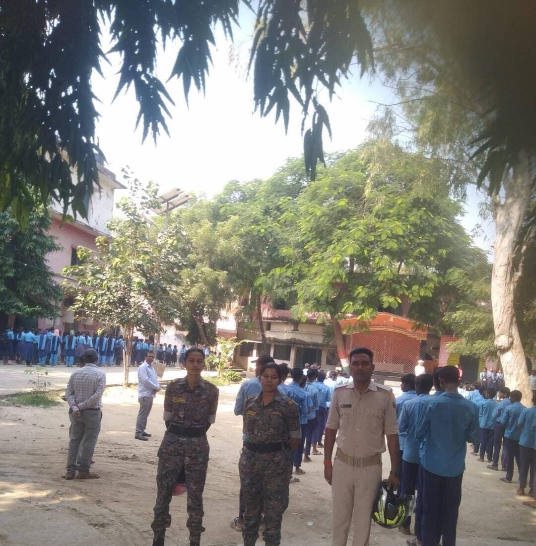 महिलाओं और बच्चियों की सुरक्षा में जुटी पुलिस दीदी की टीम, बाइक-स्कूटी से कर रही गश्त
जहानाबाद : जिले में महिलाओं और बच्चियों की सुरक्षा सुनिश्चित करने के लिए पुलिस दीदी की टीम सक्रिय है। पुलिस अधीक्षक के निर्देश पर शुक्रवार को टीम की ओर से जिले के विभिन्न क्षेत्रों में बाइक और स्कूटी से सघन गश्त की जा रही है।
इस दौरान स्कूलों, बाजारों और संवेदनशील स्थानों पर विशेष निगरानी रखी जा रही है। टीम छात्राओं और बच्चों को सुरक्षा के प्रति जागरूक कर रही है। साथ ही उन्हें किसी भी तरह की परेशानी होने पर सतर्क रहने और पुलिस की मदद लेने के लिए प्रेरित किया जा रहा है।
पुलिस की इस पहल का उद्देश्य महिलाओं और बच्चियों में सुरक्षा का भाव मजबूत करना तथा असामाजिक तत्वों पर निगरानी रखना है। पुलिस अधीक्षक के निर्देश पर चल रही इस पहल से सार्वजनिक स्थानों पर सुरक्षा व्यवस्था को और मजबूत करने का प्रयास किया जा रहा है।