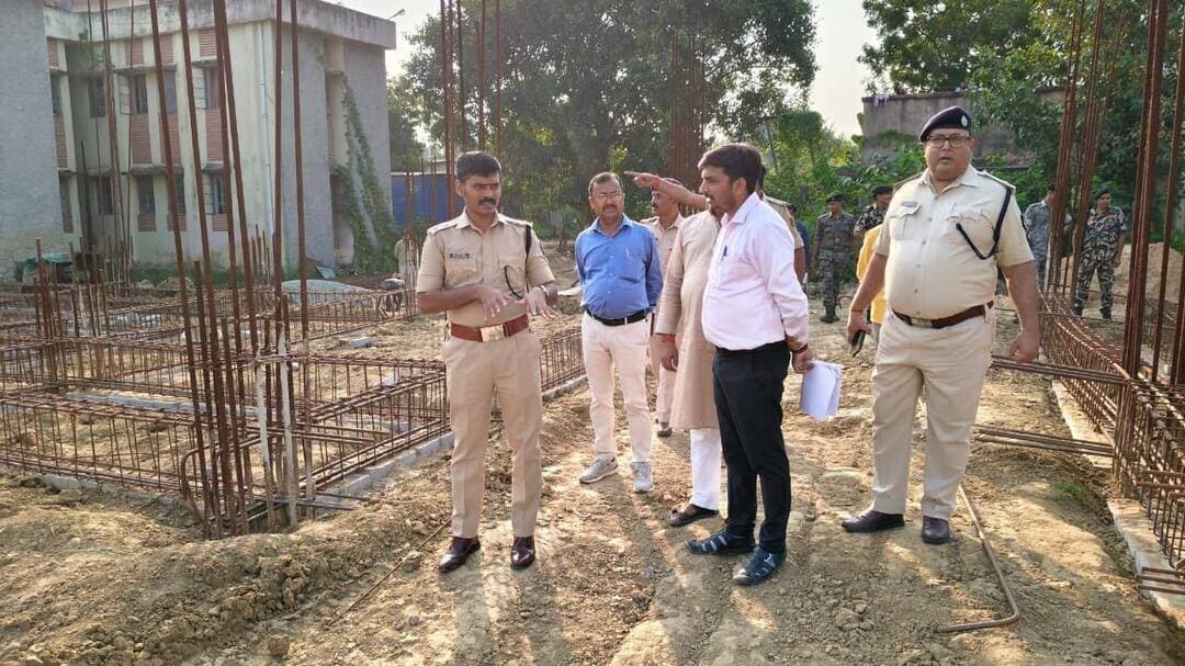 पुलिस भवन निर्माण की गुणवत्ता पर एसपी ने दिया जोर, समय पर काम पूरा करने का निर्देश
जहानाबाद : पुलिस अधीक्षक कोटा किरण कुमार ने शुक्रवार को पुलिस केंद्र परिसर में निर्माणाधीन नए पुलिस भवन का स्थलीय निरीक्षण किया। इस दौरान उन्होंने निर्माण कार्य की प्रगति की विस्तृत समीक्षा की और संबंधित पदाधिकारियों को आवश्यक दिशा-निर्देश दिए।
निरीक्षण के दौरान एसपी ने भवन निर्माण की गुणवत्ता, आधारभूत संरचनाओं, सुरक्षा व्यवस्था तथा पुलिस पदाधिकारियों और कर्मियों के लिए उपलब्ध कराई जाने वाली सुविधाओं का जायजा लिया। उन्होंने निर्माण कार्य को निर्धारित समय-सीमा के भीतर गुणवत्तापूर्ण तरीके से पूरा करने पर जोर दिया। साथ ही, निर्माण कार्य में गुणवत्ता और निर्धारित मानकों का विशेष ध्यान रखने का निर्देश दिया।
इस अवसर पर पुलिस उपाधीक्षक (रक्षित) सहित अन्य संबंधित कर्मी उपस्थित रहे।