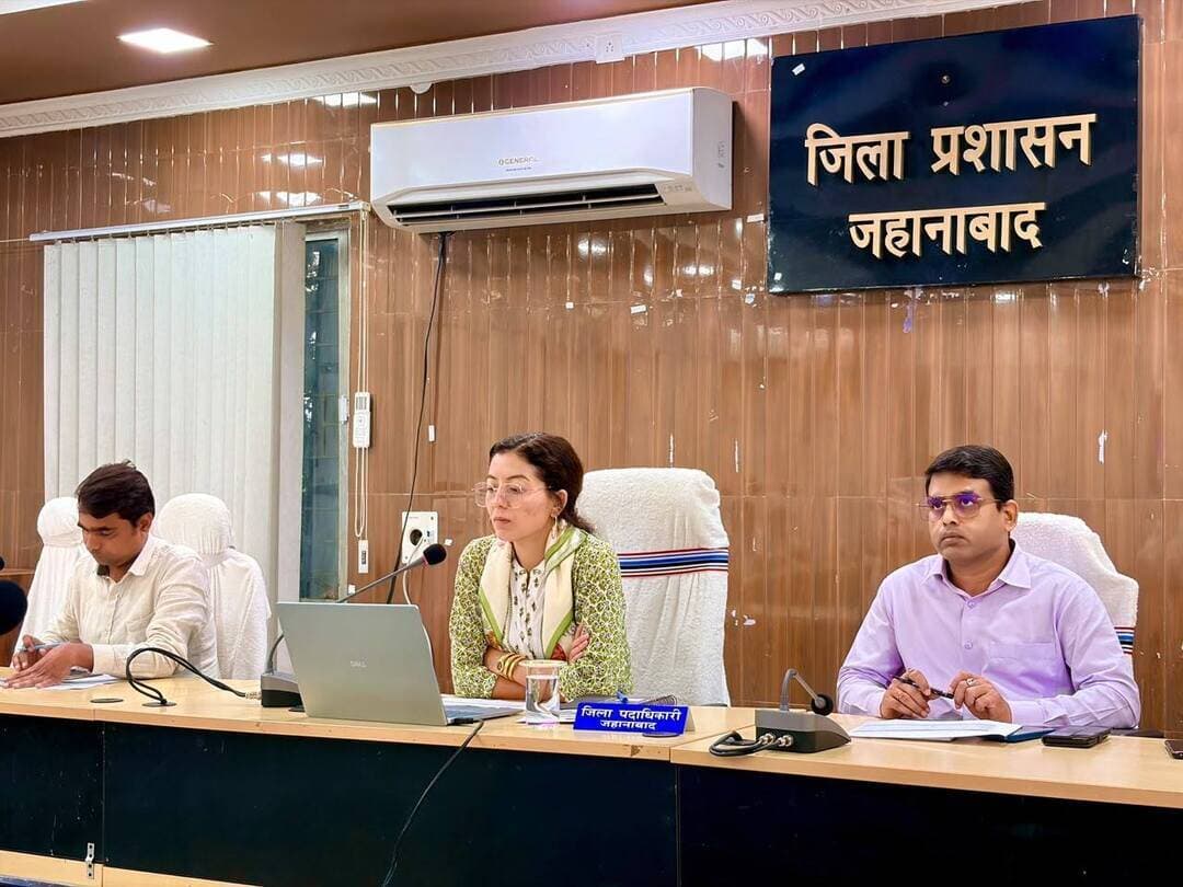 सूर्य घर योजना की धीमी प्रगति पर डीएम नाराज, दो से तीन दिनों में सोलर पैनल लगाने का निर्देश
बैंक चलो अभियान में केवल 12 ऋण वितरित और 10 आवेदन स्वीकृत, 28 अक्टूबर को लगेगा सोलर ऋण मेला
जहानाबाद : प्रधानमंत्री सूर्य घर मुफ्त बिजली योजना की धीमी प्रगति पर जिला पदाधिकारी छिरिङ वाई भूटिया ने नाराजगी जताई है। गुरुवार को समाहरणालय में आयोजित समीक्षा बैठक में उन्होंने बैंक चलो अभियान के तहत लंबित ऋण आवेदनों के निष्पादन और सोलर पैनल लगाने के काम में तेजी लाने का निर्देश दिया। बैठक में बताया गया कि 21 और 22 अक्टूबर को संचालित अभियान के दौरान मात्र 12 ऋण आवेदनों का वितरण हुआ, जबकि 10 आवेदनों को ही स्वीकृति मिली है।
डीएम ने अपेक्षित प्रगति नहीं होने पर खेद जताते हुए सभी बैंक प्रबंधकों को पात्र आवेदनों की शीघ्र स्वीकृति और ऋण वितरण सुनिश्चित करने का निर्देश दिया। उन्होंने संबंधित वेंडरों को उन उपभोक्ताओं को बैंक शाखाओं तक पहुंचाने को कहा, जिन्होंने सोलर पैनल लगाने के लिए समझौता कर लिया है, ताकि ऋण वितरण की प्रक्रिया में तेजी लाई जा सके।
37 सोलर पैनल लगाने के मामले लंबित
समीक्षा के दौरान वेंडरवार सोलर पैनल लगाने की स्थिति की भी जानकारी ली गई। इसमें 37 मामले लंबित पाए गए। डीएम ने संबंधित वेंडरों को अगले दो से तीन दिनों के भीतर सभी लंबित मामलों को पूरा करने का निर्देश दिया। वहीं, विद्युत विभाग के कार्यपालक अभियंता को आवश्यक तकनीकी सहयोग उपलब्ध कराने और कार्यों की नियमित निगरानी करने को कहा गया।
28 अक्टूबर को लगेगा सोलर ऋण मेला
बैठक में आगामी 28 अक्टूबर को आयोजित होने वाले सोलर ऋण मेले की तैयारियों की समीक्षा की गई। डीएम ने सिविल सर्जन, जिला शिक्षा पदाधिकारी, जिला पंचायत राज पदाधिकारी, जिला कल्याण पदाधिकारी और जिला उद्योग केंद्र के महाप्रबंधक सहित अन्य संबंधित अधिकारियों को अपने-अपने विभागों के पदाधिकारियों एवं कर्मियों को योजना से जोड़ने का निर्देश दिया। उन्होंने अधिकाधिक आवेदन तैयार कराने और पात्र आवेदकों को ऋण सुविधा उपलब्ध कराने के लिए लक्ष्य निर्धारित करने पर जोर दिया।
डीएम ने सभी संबंधित विभागों, बैंक प्रबंधकों और वेंडरों को आपसी समन्वय के साथ काम करने तथा लंबित मामलों का निर्धारित समय-सीमा में निष्पादन सुनिश्चित करने का निर्देश दिया। साथ ही, जिले के पात्र नागरिकों से प्रधानमंत्री सूर्य घर मुफ्त बिजली योजना का लाभ उठाने की अपील की।