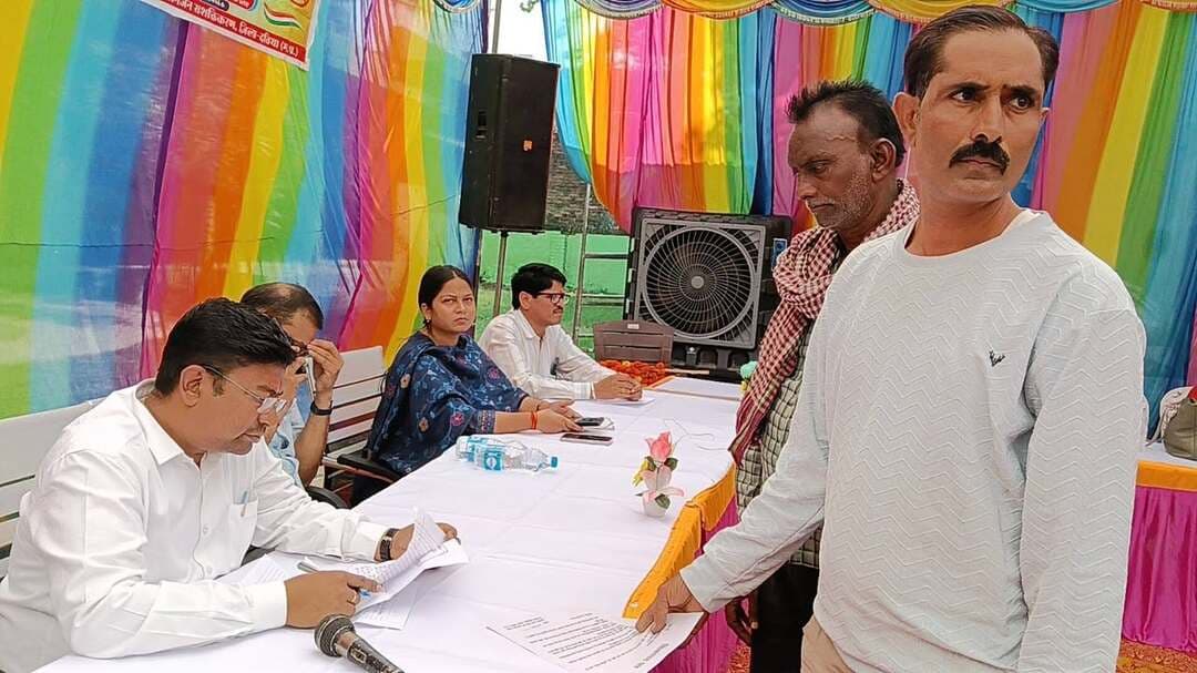 मुख्यमंत्री जनविश्वास अभियान के अंतर्गत गोराघाट में जनकल्याण शिविर आयोजित
सीईओ जिला पंचायत श्री शैलेन्द्र सिंह ने आयुष्मान आरोग्य मंदिर का निरीक्षण कर स्वयं कराई स्वास्थ्य जांच, जनसुनवाई में सुनीं नागरिकों की समस्याएं
उद्यम संवाद में भारती यादव को मुख्यमंत्री उद्यम क्रांति योजना के तहत 3 लाख रुपये का ऋण स्वीकृति पत्र प्रदान किया
मुख्यमंत्री जनविश्वास अभियान के अंतर्गत गोराघाट में जनकल्याण शिविर का आयोजन किया गया। शिविर में आमजन को शासन की विभिन्न जनकल्याणकारी योजनाओं की जानकारी प्रदान करने के साथ ही उनकी समस्याएं सुनकर निराकरण की पहल की गई।
शिविर के दौरान मुख्य कार्यपालन अधिकारी जिला पंचायत श्री शैलेन्द्र सिंह ने आयुष्मान आरोग्य मंदिर उपस्वास्थ्य केंद्र का निरीक्षण कर स्वास्थ्य सेवाओं एवं उपलब्ध सुविधाओं का जायजा लिया। इस दौरान उन्होंने स्वयं की स्वास्थ्य जांच भी कराई तथा केंद्र में उपलब्ध स्वास्थ्य सुविधाओं की जानकारी प्राप्त की।
निरीक्षण के उपरांत सीईओ जिला पंचायत श्री शैलेन्द्र सिंह ने जनकल्याण शिविर में जनसुनवाई कर नागरिकों की समस्याएं सुनीं। उन्होंने संबंधित अधिकारियों को प्राप्त शिकायतों का समय-सीमा में निराकरण सुनिश्चित करने के निर्देश दिए।
उद्यम संवाद में भारती यादव को मिला 3 लाख रुपये का ऋण स्वीकृति पत्र
जनकल्याण शिविर के दौरान आयोजित उद्यम संवाद में हितग्राही सुश्री भारती यादव को मुख्यमंत्री उद्यम क्रांति योजना के अंतर्गत 3 लाख रुपये का ऋण स्वीकृति पत्र प्रदान किया गया।
विद्यालय का किया निरीक्षण
जनकल्याण शिविर के दौरान सीईओ जिला पंचायत श्री शैलेन्द्र सिंह ने शासकीय एकीकृत माध्यमिक विद्यालय, बड़ैरा का निरीक्षण किया। इस दौरान उन्होंने विद्यालय की शिक्षण व्यवस्था की जानकारी प्राप्त की तथा स्कूली बच्चों के साथ मध्याह्न भोजन भी किया।
विभिन्न विभागों ने लगाए योजनाओं के स्टॉल
शिविर में विभिन्न विभागों द्वारा शासन की जनकल्याणकारी योजनाओं से संबंधित स्टॉल लगाए गए। इनके माध्यम से नागरिकों को योजनाओं की जानकारी प्रदान करने के साथ ही पात्र हितग्राहियों को योजनाओं का लाभ प्राप्त करने के लिए मार्गदर्शन दिया गया।
इस अवसर पर जिला पंचायत अध्यक्ष प्रतिनिधि श्री धीरू दांगी सहित अन्य जनप्रतिनिधि, एडीएम श्री भूपेंद्र कुशवाहा, एसडीएम सुश्री सोनाली राजपूत, संयुक्त संचालक श्रीमती आरती शर्मा तथा संबंधित विभागों के अधिकारी-कर्मचारी उपस्थित रहे।
Dr Mohan Yadav
CM Madhya Pradesh
Jansampark Madhya Pradesh
#datia #दतिया #CMMadhyaPradesh #JansamparkMP #MadhyaPradesh