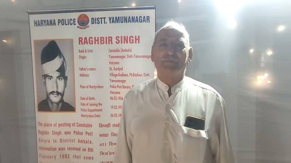 यमुनानगर में पुलिस स्मृति दिवस के अवसर पर शहीद पुलिसकर्मियों को भावपूर्ण श्रद्धांजलि दी गई। विधायक घनश्याम दास अरोड़ा और एसपी कमलदीप गोयल की मौजूदगी में आयोजित कार्यक्रम में शहीदों के परिजनों को सम्मानित किया गया। करनाल के मधुबन से आई पुलिस बैंड की टुकड़ी ने अपनी प्रस्तुति शहीदों को समर्पित की।
शहीदों का बलिदान सदैव देश और समाज को प्रेरणा देता रहेगा।
#highlight #follower
#PoliceCommemorationDay #PoliceMartyrs #YamunanagarPolice #HaryanaPolice #PoliceBand #TributeToMartyrs #YamunanagarNews #HaryanaNews #AKNewsYamunanagar #PoliceHeroes