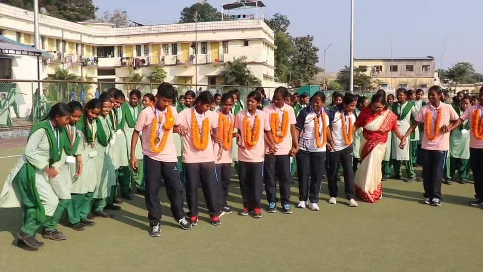 सिमडेगा: राष्ट्रीय स्तर पर हॉकी में जिले का नाम रोशन करने वाली सीएम स्कूल ऑफ एक्सीलेंस गर्ल्स, सिमडेगा की विजेता छात्राओं का गृह जिले पहुंचने पर भव्य स्वागत किया गया। दिल्ली में 8 से 19 अक्टूबर 2026 तक आयोजित 32वीं राष्ट्रीय नेहरू हॉकी कप प्रतियोगिता में सिमडेगा की बालिका टीम ने शानदार प्रदर्शन करते हुए फाइनल मुकाबले में हरियाणा की एनसीसी सोनीपत हाई स्कूल टीम को 2-1 से पराजित कर खिताब अपने नाम किया। तीन वर्षों के अंतराल के बाद टीम ने यह गौरवपूर्ण उपलब्धि हासिल की है।सुश्री पुष्पा मांझी की कप्तानी में खिलाड़ियों ने पूरे टूर्नामेंट के दौरान उत्कृष्ट खेल भावना, अनुशासन और सामूहिक प्रयास का परिचय दिया। टीम के सिमडेगा पहुंचने पर झूलन सिंह चौक में शिक्षा विभाग एवं विद्यालय परिवार की ओर से जोरदार स्वागत किया गया। केजीबीवी और सीएम स्कूल ऑफ एक्सीलेंस के आवासीय विद्यालय की बैंड पार्टी तथा डीजे की धुनों के बीच खिलाड़ियों का अभिनंदन किया गया।