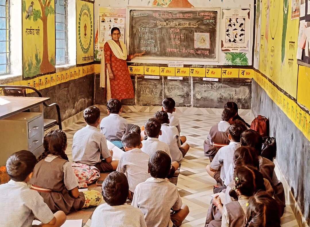 शब्दबीज से शिक्षा को नई उड़ान
कलेक्टर श्रीमती रेना जमील की प्रेरणा से शुरू हुई ‘एक जिला–एक शब्द’ पहल बच्चों में शब्द-ज्ञान और सामूहिक सीखने की भावना को देगी नया आयाम।
एक शब्द प्रतिदिन, ज्ञान का वृक्ष जीवनभर
#Surajpur #शब्दबीज #एकजिला_एकशब्द #शिक्षा_में_नवाचार #जिला_प्रशासन_सूरजपुर
@chhattisgarhcmo
@eduminofindia
@dpr.chhattisgarh @rena_jamil_ias