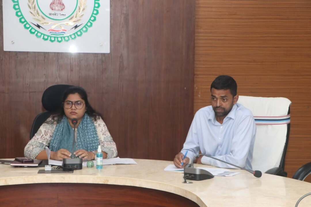 कलेक्टर श्रीमती रेना जमील ने माइनिंग क्लोजर एवं सीएसआर मद की समीक्षा बैठक में लंबित कार्यों को शीघ्र पूर्ण करने तथा खनन प्रभावित क्षेत्रों में बुनियादी सुविधाओं के विस्तार के निर्देश दिए। साथ ही रिक्लेमेशन प्लान तीन दिवस के भीतर प्रस्तुत करने एवं कार्यों में लापरवाही पर जवाबदेही सुनिश्चित करने के निर्देश दिए।
#Surajpur #DistrictAdministration #CSR #MiningClosure #GoodGovernance
@chhattisgarhcmo @dpr.chhattisgarh @rena_jamil_ias