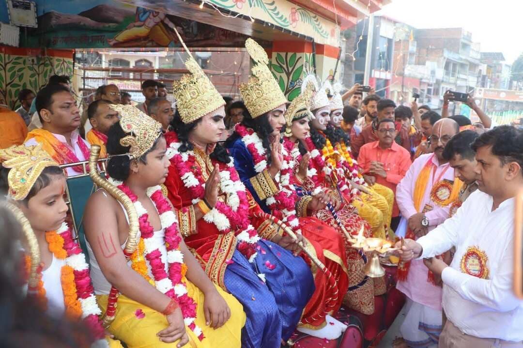 आस्था, उल्लास और भाईचारे के संग संपन्न हुआ प्रतापगढ़ का ऐतिहासिक भरत मिलाप
रातभर जगमगाया प्रतापगढ़, भव्य चौकियों के बीच सकुशल संपन्न हुआ ऐतिहासिक भरत मिलाप
प्रभु श्रीराम-भरत का मिलन देख भावुक हुए श्रद्धालु, रातभर जगमगाता रहा शहर; रामलीला समिति ने प्रशासन, पुलिस, मीडिया और रामभक्तों का जताया आभार
प्रतापगढ़। आस्था, भक्ति और सामाजिक सद्भाव की अनुपम छटा के बीच प्रतापगढ़ का ऐतिहासिक भरत मिलाप सकुशल संपन्न हो गया। श्री रामलीला समिति की ओर से आयोजित इस ऐतिहासिक आयोजन में श्रद्धालुओं का जनसैलाब उमड़ पड़ा। रंग-बिरंगी विद्युत सजावट से जगमगाते शहर में रातभर उत्सव जैसा माहौल रहा। आकर्षक चौकियों, भव्य झांकियों और प्रभु श्रीराम के जयघोष से पूरा नगर भक्तिमय हो उठा। शुक्रवार की सुबह भरत चौक पर प्रभु श्रीराम और भरत के मिलन का भावुक दृश्य देखकर श्रद्धालुओं की आंखें नम हो गईं। रामलीला समिति के पदाधिकारियों ने विधि-विधान से पूजा-अर्चना और आरती कर रामदल एवं भरत मिलाप की चौकियों का शुभारंभ किया। रथ पर सवार प्रभु श्रीराम, माता सीता, लक्ष्मण और हनुमान जी की झांकियों के दर्शन के लिए बड़ी संख्या में श्रद्धालु पहुंचे। पूरी रात चौकियों का प्रदर्शन चलता रहा और भक्त प्रभु के दर्शन कर भावविभोर होते रहे।
सुरक्षा के रहे व्यापक इंतजाम
जिलाधिकारी अभिषेक पाण्डेय और पुलिस अधीक्षक दीपक भूकर के निर्देशन में आयोजन को शांतिपूर्ण ढंग से संपन्न कराने के लिए व्यापक सुरक्षा व्यवस्था की गई थी। पुलिस और प्रशासन के अधिकारी विभिन्न स्थानों पर तैनात रहे। सुरक्षा प्रबंधों के बीच श्रद्धालुओं ने उत्साह और श्रद्धा के साथ भरत मिलाप का आनंद लिया। सुबह भरत चौक पर प्रभु श्रीराम और भरत के ऐतिहासिक मिलन के साथ वातावरण जय श्रीराम
#NewsUpdate #newsfeed #xpress24indianews #explorepage #nonfollowers