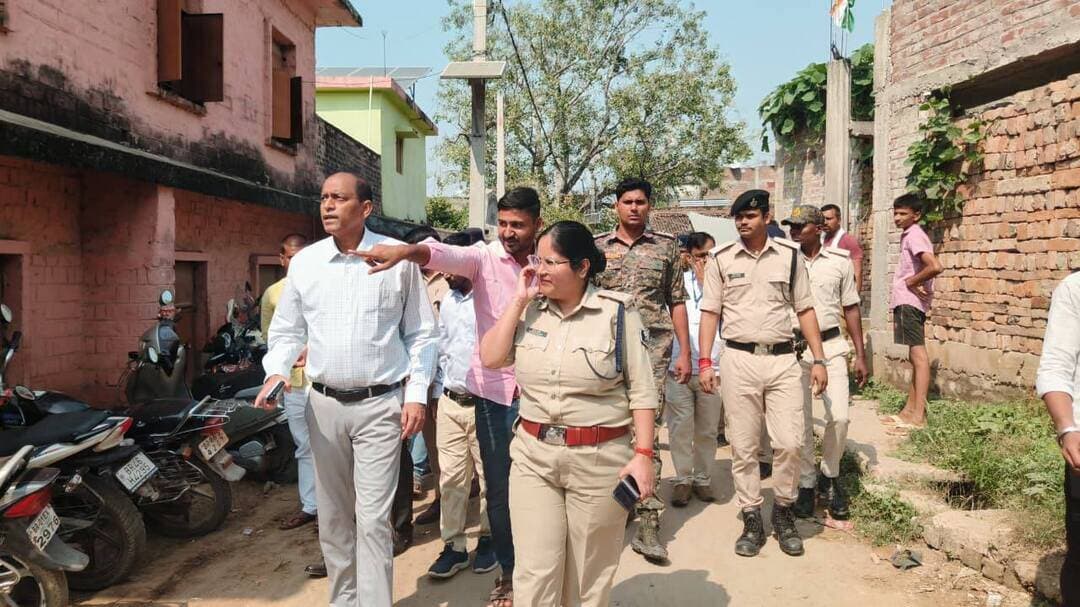 कोशी स्नातक चुनाव को लेकर डीएम-एसपी ने किया मतदान केंद्रों का निरीक्षण
लखीसराय। कोशी स्नातक निर्वाचन-को निष्पक्ष, पारदर्शी एवं शांतिपूर्ण वातावरण में संपन्न कराने को लेकर जिला प्रशासन पूरी तरह सतर्क रहा। शुक्रवार को जिलाधिकारी शैलेंद्र कुमार एवं पुलिस अधीक्षक प्रेरणा कुमार ने जिले के विभिन्न मतदान केंद्रों का संयुक्त निरीक्षण कर चुनावी तैयारियों और सुरक्षा व्यवस्था का जायजा लिया।
इस दौरान हलसी, चानन, पिपरिया, सूर्यगढ़ा, बड़हिया एवं लखीसराय प्रखंड के साथ नगर परिषद क्षेत्र स्थित विभिन्न मतदान केंद्रों का निरीक्षण किया गया। अधिकारियों ने मतदान केंद्रों पर उपलब्ध मूलभूत सुविधाओं, मतदाताओं की सहूलियत, पुलिस बल की तैनाती तथा विधि-व्यवस्था से संबंधित इंतजामों का जायजा लिया।
निरीक्षण के क्रम में संबंधित पदाधिकारियों को निर्वाचन आयोग के दिशा-निर्देशों का अक्षरशः पालन सुनिश्चित करने का निर्देश दिया गया। साथ ही मतदान केंद्रों पर सभी आवश्यक व्यवस्थाएं दुरुस्त रखने, सुरक्षा व्यवस्था मजबूत बनाए रखने तथा निर्वाचन कार्य में पूरी सतर्कता बरतने को कहा गया। अधिकारियों ने स्पष्ट किया कि मतदान प्रक्रिया के दौरान विधि-व्यवस्था बनाए रखने में किसी प्रकार की लापरवाही बर्दाश्त नहीं की जाएगी।
उल्लेखनीय है कि कोशी स्नातक निर्वाचन-2026 के तहत लखीसराय जिले में कुल 3,753 मतदाता पंजीकृत हैं। इनमें 2,940 पुरुष और 813 महिला मतदाता शामिल हैं।
जिला प्रशासन की ओर से निर्वाचन प्रक्रिया को व्यवस्थित, निष्पक्ष एवं शांतिपूर्ण ढंग से संपन्न कराने के लिए तैयारियों की लगातार निगरानी की गई। प्रशासन ने मतदाताओं को सुरक्षित एवं सुगम वातावरण उपलब्ध कराने तथा चुनाव प्रक्रिया को पारदर्शी बनाए रखने की प्रतिबद्धता दोहराई।