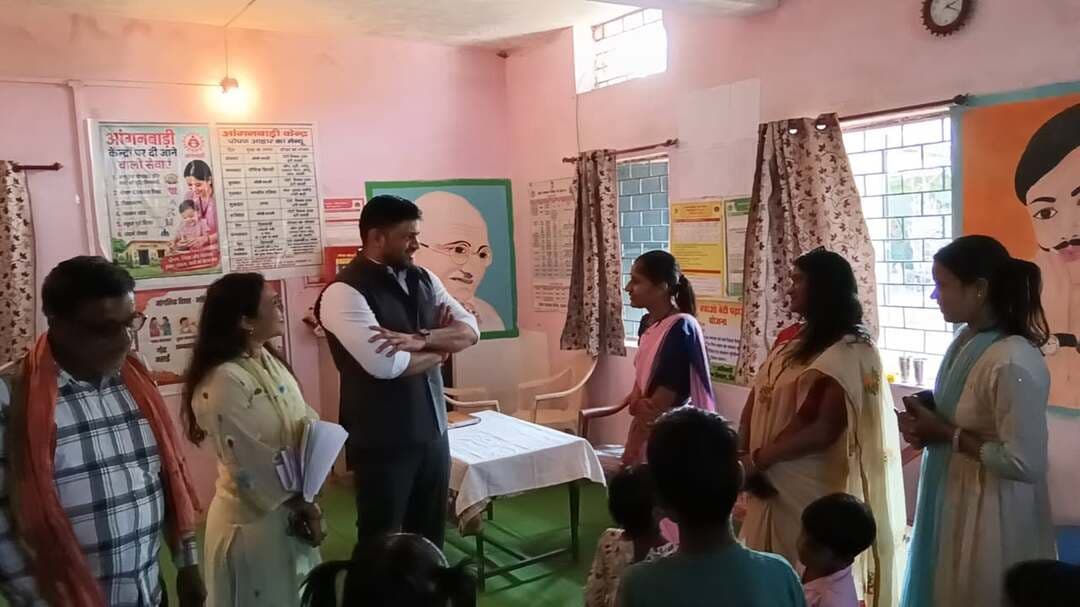 कलेक्टर श्री सिसोनिया ने आंगनवाड़ी केंद्र का किया निरीक्षण
-----
-----
कलेक्टर श्री रोहित सिसोनिया द्वारा मुख्यमंत्री जनविश्वास अभियान के तहत बेगमगंज विकासखण्ड की ग्राम पंचायत मरखेड़ा टप्पा में आयोजित शिविर के उपरांत आंगनवाड़ी केंद्र का निरीक्षण कर वहां संचालित गतिविधियों और उपलब्ध सुविधाओं की जानकारी ली गई। उन्होंने केंद्र में बच्चों की उपस्थिति, स्वास्थ्य जांच, पोषण आहार वितरण तथा साफ-सफाई सहित अन्य व्यवस्थाओं का जायजा लिया। साथ ही सारा एप पोर्टल पर दर्ज जानकारी का भी अवलोकन किया। कलेक्टर श्री सिसोनिया ने आंगनवाड़ी में दर्ज बच्चों की संख्या तथा उनकी नियमित उपस्थिति, सेम बच्चों, पोषण ट्रेकर, गर्भवती एवं धात्री महिलाओं के पंजीयन और नियमित स्वास्थ्य जांच, टीकाकरण आदि के बारे में जानकारी ली और आवश्यक दिशा-निर्देश दिए। इस अवसर पर एसपी श्री आशुतोष गुप्ता तथा जिला पंचायत सीईओ श्री कमल सोलंकी भी उपस्थित रहे।
#Raisen Jansampark Madhya Pradesh Department Of Women Child Development, Madhya Pradesh JDjansampark Bhopal Collector Office Raisen