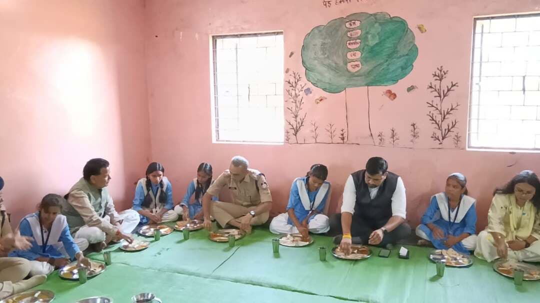 कलेक्टर श्री सिसोनिया ने मरखेड़ा टप्पा में शासकीय विद्यालय का किया निरीक्षण
विद्यार्थियों से किया संवाद, साथ बैठकर मध्यान्ह भोजन भी किया
--------
--------
जिले के नवागत कलेक्टर श्री रोहित सिसोनिया ने बेगमगंज विकासखण्ड की ग्राम पंचायत मरखेड़ा टप्पा में शासकीय स्कूल का निरीक्षण किया। उन्होंने कक्षाओं में पहुंचकर विद्यार्थियों से संवाद किया और उनकी शैक्षणिक गतिविधियों की जानकारी ली। कलेक्टर श्री सिसोनिया ने विद्यार्थियों से संवाद के दौरान शैक्षणिक जानकारी ली और पाठ्यपुस्तक में से विद्यार्थियों से प्रश्न भी पूछे। उन्होंने विद्यार्थियों को बेहतर भविष्य के लिए नियमित अध्ययन का महत्व बताते हुए मन लगाकर पढ़ाई करने के लिए प्रेरित किया। निरीक्षण के उपरांत कलेक्टर श्री सिसोनिया, पूर्व केबीनेट मंत्री श्री रामपाल सिंह, एसपी श्री आशुतोष गुप्ता, जिला पंचायत सीईओ श्री कमल सोलंकी ने विद्यार्थियों के साथ बैठकर मध्यान्ह भोजन भी किया।
#Raisen CM Madhya Pradesh Jansampark Madhya Pradesh Bhopal Commissioner Department of School Education, Madhya Pradesh