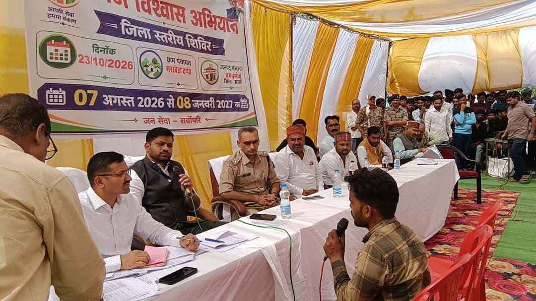 मुख्यमंत्री जनविश्वास अभियान के तहत मरखेड़ा टप्पा में शिविर सम्पन्न
कलेक्टर श्री सिसोनिया ने ग्रामीणों से किया संवाद
सीएम हेल्पलाईन और लोक सेवा गारंटी प्रकरणों का हुआ निराकरण
ग्रामीणों को स्वामित्व योजना के तहत रजिस्ट्री का वितरण
---------
---------
मुख्यमंत्री जनविश्वास अभियान के तहत शुक्रवार को बेगमगंज विकासखण्ड की ग्राम पंचायत मरखेड़ा टप्पा में जिला स्तरीय शिविर का आयोजन किया गया। जिसमें कलेक्टर श्री रोहित सिसोनिया ने ग्रामीणों से संवाद कर उनकी समस्याओं को गंभीरता से सुनते हुए संबंधित अधिकारियों को नियमानुसार शीघ्र निराकरण सुनिश्चित करने के निर्देश दिए। शिविर में पूर्व केबीनेट मंत्री श्री रामपाल सिंह, एसपी श्री आशुतोष गुप्ता, जिला पंचायत सीईओ श्री कमल सोलंकी ने भी सहभागिता की।
कलेक्टर श्री सिसोनिया ने ग्रामीणों से संवाद करते हुए कहा कि यह अभियान आमजन की समस्याओं के समाधान के साथ जनकल्याणकारी योजनाओं का लाभ पात्र हितग्राहियों तक पहुंचाने का महत्वपूर्ण प्रयास है। यहां अनेक विभागों द्वारा स्टॉल लगाकर विभागीय योजनाओं की जानकारी दी जा रही है। ग्रामीणजन योजनाओं की जानकारी प्राप्त कर पात्रतानुसार लाभ लेने के लिए आवेदन करें। किसानों द्वारा बिजली की समस्या से अवगत कराने पर कलेक्टर श्री सिसोनिया ने विद्युत वितरण कम्पनी के अधिकारी को निर्देश दिए कि आगामी 15 दिनों तक तय सीमा में बिजली मिलनी चाहिए। इसी प्रकार कृषि विभाग के एसडीओ को निर्देशित किया कि किसानों को व्हाट्सएप के माध्यम से ई-टोकन जनरेट करने की प्रक्रिया की जानकारी दी जाए। उन्होंने वृद्धावस्था पेंशन से संबंधित प्रकरणों का एक दिवस के भीतर निराकरण करने के भी निर्देश दिए।
शिविर में अनुपस्थित रहने, विलम्ब से पहुंचने पर एससीएन के निर्देश
कलेक्टर श्री सिसोनिया ने ग्राम पंचायत मरखेड़ा टप्पा में आयोजित जिला स्तरीय मुख्यमंत्री जनविश्वास शिविर में अनुपस्थित रहने/विलम्ब से पहुंचने पर कार्यपालन यंत्री पीएचई, एलडीएम, जिला शिक्षा अधिकारी तथा विद्युत विभाग के एसई को एससीएन जारी करने के निर्देश दिए। साथ ही सभी अधिकारियों को निर्देशित किया कि मुख्यमंत्री जनविश्वास अभियान शिविर में सभी जिला अधिकारी अनिवार्य रूप से उपस्थित रहें।
स्वास्थ्य के प्रति जागरूकता की पहल
ग्राम पंचायत मरखेड़ा टप्पा में मुख्यमंत्री जनविश्वास शिविर के दौरान कलेक्टर श्री रोहित सिसोनिया ने विभिन्न विभागों द्वारा लगाए गए स्टॉल का निरीक्षण किया तथा जानकारी ली। उन्होंने स्वास्थ्य विभाग के स्टॉल पर अपना ब्लड प्रेशर चेक कराकर स्वास्थ्य जांच के प्रति जागरूकता का संदेश दिया।
स्वामित्व योजना अंतर्गत ग्रामीणों को वितरित की रजिस्ट्रीं
मरखेड़ा टप्पा ग्राम पंचायत में आयोजित शिविर में कलेक्टर श्री रोहित सिसोनिया द्वारा ग्रामीणों को स्वामित्व योजना अंतर्गत रजिस्ट्री/दस्तावेज प्रदान किए गए। इसके साथ ही किसानों को कृषि यंत्र और उन्नत किस्म के बीज वितरित किए गए। शिविर में स्थानीय जनप्रतिनिधि, अनेक विभागों के जिला और विकासखण्ड स्तरीय अधिकारी तथा बड़ी संख्या में ग्रामीणजन उपस्थित रहे।
#Raisen Jansampark Madhya Pradesh Bhopal Commissioner JDjansampark Bhopal