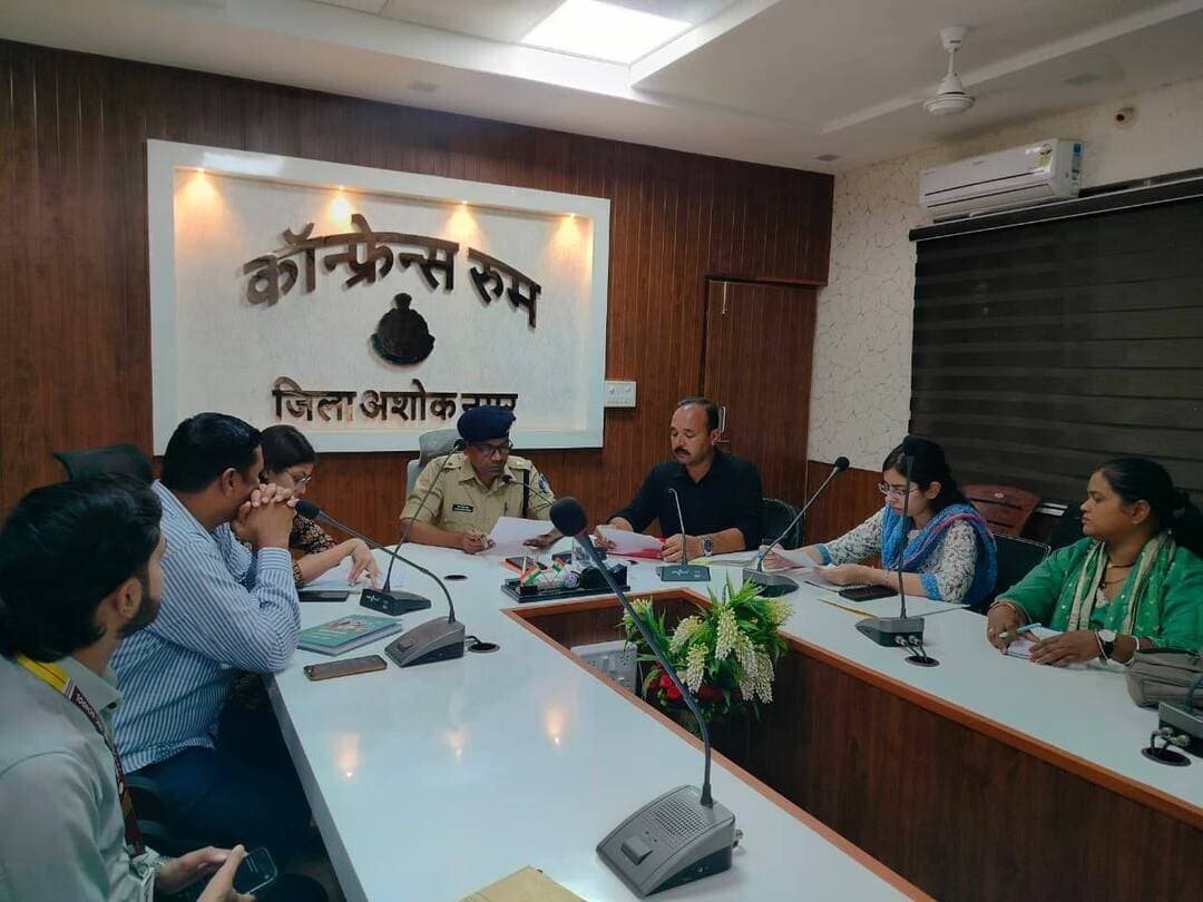 जिला स्तरीय युवा उत्सव -2026 हेतु बैठक संपन्न
---
जिला स्तरीय युवा उत्सव -2026 के आयोजन हेतु पुलिस अधीक्षक कॉन्फ्रेंस कक्ष में अतिरिक्त पुलिस अधीक्षक श्री अंतर सिंह कनेश की अध्यक्षता में बैठक आयोजित की गई। इस बैठक के माध्यम से जिला स्तरीय आयोजन में अधिक से अधिक युवाओं और प्रतिभाशाली कलाकारों को मंच प्रदान करने सभी ने अपने-अपने सुझाव दिए। बैठक मे सर्वसम्मति से निर्णय लिया गया कि जिला स्तरीय युवा उत्सव -2026 का आयोजन 28 अक्टूबर 2026 को स्थानीय रघुवंशी धर्मशाला में किया जायेगा। इस आयोजन में 15 से 29 वर्ष के युवाओं एवं कलाकारों को सम्मिलित कराया जाएगा। प्रतिभागियों हेतु लोक नृत्य,लोक गायन, चित्रकला,नुक्कड़ नाटक एवं कविता लेखन मे अपनी प्रतिभा दिखाने का अवसर प्राप्त होगा ।इस बैठक में डॉ विजय सिंह नेहरू महाविद्यालय प्रभारी प्राचार्य, एनिस जैन शिक्षा विभाग, सुश्री श्रेया कंडोला जिला युवा अधिकारी ,श्री अनिल धकाते व्याख्याता पॉलिटेक्निक ,श्री बलराम शर्मा एवं राजेंद्र चौधरी शिक्षा विभाग के अलावा खेल विभाग से श्री अरुण रघुवंशी (प्रभारी) ,श्री वीरेंद्र कुमार ,श्रीमती हर्षा झरिया ,श्रीमती रेणु ओझा विकासखंड मुंगावली से श्री राजेश कुशवाहा विकासखंड चंदेरी से ,श्री राहुल सिसोदिया खेल प्रसिक्षक सहित संबंधित विभागों के कर्मचारी उपस्थित रहे।
#ashoknagar