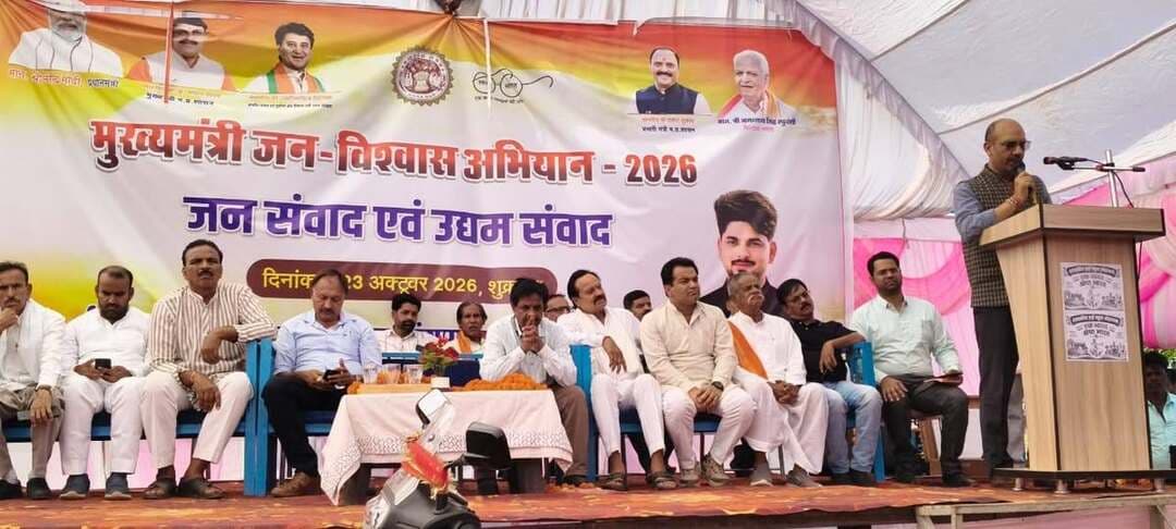 ग्रामीणों की समस्याओं का सरलता,सुगमता तथा तुलनात्मक रूप से निराकरण जन विश्वास शिविर का मुख्य उद्देश्य-कलेक्टर
ग्राम पंचायत कोहरवास में मुख्यमंत्री जन विश्वास शिविर आयोजित
--
ग्रामीणों की समस्याओं का पूर्ण रूप से सरलता,सुगमता एवं तुलनात्मक रूप से निराकरण कराना मुख्यमंत्री जन विश्वास शिविर का मुख्य उद्देश्य है। शिविर के माध्यम से प्राप्त आवेदनों का विभागों द्वारा मौके पर ही निराकरण कराया जाता है। साथ ही पात्र हितग्राहियों को हितलाभ का वितरण परीक्षण उपरांत से शिविर में कराया जाता है। यह बात कलेक्टर श्री साकेत मालवीय ने शुक्रवार को जनपद पंचायत ईसागढ़ के ग्राम पंचायत कोहरवास में आयोजित मुख्यमंत्री जन विश्वास शिविर के आयोजन के दौरान कही। शिविर में 186 आवेदन प्राप्त हुए। जिसमें से 96 आवेदनों का मौके पर ही निराकरण किया गया। शेष आवेदनों के निराकरण हेतु समय सीमा निर्धारित कर संबंधित विभागों को प्रेषित किये गये।
शिविर में कलेक्टर ने ग्रामीणों से संवाद करते हुए कहा कि प्रदेश के मुख्यमंत्री डॉ.मोहन यादव के निर्देशानुसार प्रदेश के सभी जिलों में प्रत्येक शुक्रवार मुख्यमंत्री जन विश्वास शिविरों का आयोजन किया जा रहा है।इसी क्रम में कोहरवास में आयोजित शिविर में विभिन्न समस्यामूलक आवेदनों का निराकरण किया गया। उन्होंने कहा कि जनता के कल्याण के लिए लोक कल्याणकारी योजनाओं की पहुंच जनता तक पहुंचाना है। केन्द्र एवं राज्य सरकार द्वारा संचालित विभिन्न जनकल्याणकारी योजनाओं का लाभ जनता को दिलाना है। साथ ही शिविरों के माध्यम से उन्हें जानकारी प्रदान करना है। नागरिकों से प्राप्त समस्याओं से संबंधित आवेदन प्राप्त उनका परीक्षण किया जाकर विभागों द्वारा मौके पर भी निराकरण करना है। साथ ही अन्य डिजीटल/पोर्टल के माध्यम से हितग्राहियों को सेवा का लाभ दिलाना है। उन्होंने कहा कि मुख्यमंत्री जन विश्वास अभियान अन्य अभियानों की तुलना में अंत्यंत सार्थक सिद्ध हो रहा है। आवेदनों के निराकरण में प्रति लक्ष्यों का निर्धारण कर उनका निराकरण कराया जा रहा है। जिले में लोक सेवा गारंटी अधिनियम अंतर्गत प्रति सप्ताह शत प्रतिशत आवेदनों का निराकरण किया जा रहा है। साथ ही सीएम हेल्पलाइन के आवेदनों में जिले की रेकिंग में बेहतर सुधार हो रहा है। उन्होंने स्वामित्व योजना के संबंध में ग्रामीणों को बताया कि आबादी क्षेत्र में निवास करने वाले ग्रामीण उपलब्ध दस्तावेजों के आधार पर स्वामित्व योजना के तहत नि:शुल्क रजिस्ट्री कराकर काबिज भूमि का मालिकाना हक प्राप्त कर सकते है। उन्होंने बताया कि जिले में स्वामित्व योजना के अंतर्गत 41 हजार रजिस्ट्री कराये जाने का लक्ष्य निर्धारित है। यह लक्ष्य आगामी एक माह में पूर्ण कर लिया जायेगा।
शासन की योजनाओं की दी जानकारी
शिविर में विभिन्न विभागों के अधिकारियों एवं कर्मचारियों ने अपने-अपने विभाग से संबंधित योजनाओं की जानकारी ग्रामीणों को दी। विभागीय स्टॉल के माध्यम से नागरिकों को योजनाओं का लाभ लेने की प्रक्रिया से अवगत कराया गया। इस प्रकार शिविर के माध्यम से ग्रामीणों को एक ही स्थान पर विभिन्न विभागों की सेवाओं एवं योजनाओं की जानकारी प्राप्त करने का अवसर मिला।
उद्यम संवाद का भी हुआ आयोजन
--
मुख्यमंत्री जन विश्वास शिविर के साथ उद्यम संवाद का आयोजन भी किया गया। इसमें स्थानीय उद्यमियों सीताराम कुशवाह,शशि कुशवाह,सुनीता,लखपति कुशवाहा,गोविंद लोधी ने सहभागिता करते हुए अपने अनुभव साझा किए तथा अपनी सफलता की कहानियां सुनाईं। उद्यमियों ने बताया कि किस प्रकार उन्होंने अपने प्रयासों, मेहनत और उपलब्ध अवसरों के माध्यम से अपने व्यवसाय को आगे बढाया के बारे में जानकारी दी।
मेधावी छात्र-छात्राओं को लेपटॉप एवं ई-स्कूटी का किया वितरण
शिविर में मेधावी छात्र-छात्राओं प्रीति आदिवासी,श्रृष्टि राय एवं रिंकी कुशवाह को लेपटॉप क्रय करने हेतु 25-25 हजार रूपये की राशि का चेक प्रदाय किया गया। साथ ही मुख्यमंत्री स्कूटी योजना के तहत अंजलि पाल एवं प्रीति कुशवाह को ई-स्कूटी प्रदाय की गई।
हितलाभ का किया वितरण
--
शिविर में शासन की विभिन्न जनकल्याणकारी योजनाओं एवं सेवाओं के अंतर्गत हितग्राहियों लाड़ली लक्ष्मी योजना,जाति प्रमाण पत्र, फौती नामांतरण,स्वरोजगार योजना के तहत ऋण वितरण, विद्युत कनेक्शन,दिव्यांग प्रमाण पत्र,स्व सहायता समूहों को सीसीएल की राशि के चेक वितरण, आयुष्मान कार्ड का हितलाभ का वितरण किया गया।
शिविर में सांसद प्रतिनिधि श्री हरीसिंह रघुवंशी,विधायक प्रतिनिधि श्री शिवप्रताप सिंह रघुवंशी,अनूसूचित जनजाति मोर्चा के जिला अध्यक्ष श्री घूमन सिंह आदिवासी,श्री सिरनाम सिंह यादव,श्री रंजीत सिंह,श्री शिवेन्द्र यादव,सरपंच श्री अजय प्रताप सिंह, मुख्य कार्यपालन अधिकारी जिला पंचायत श्री राजेश जैन,एसडीएम श्री त्रिलौचन गौड़ सहित अधिकारीगण एवं बडी संख्या में नागरिकगण उपस्थित रहे।
#ashoknagar