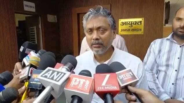 बहुत बड़ी खबर - आगरा खण्ड से शिक्षक M L C आकाश अग्रवाल धर्म परिवर्तित करके इस्लाम धर्म ग्रहण करेंगे, आज मीडिया से मुखातिब होते हुए उन्होंने कहा कि इस सरकार और सरकारी अधिकारियों के पक्षपातपूर्ण रवैए के चलते उन्होंने हिंदू धर्म को छोड़ने का फैसला किया है, अगले महीने वे लखनऊ में शाही मस्जिद में जाकर इस्लाम धर्म ग्रहण करेंगे!
वीडियो सोशल साइट्स पर वायरल Part 3