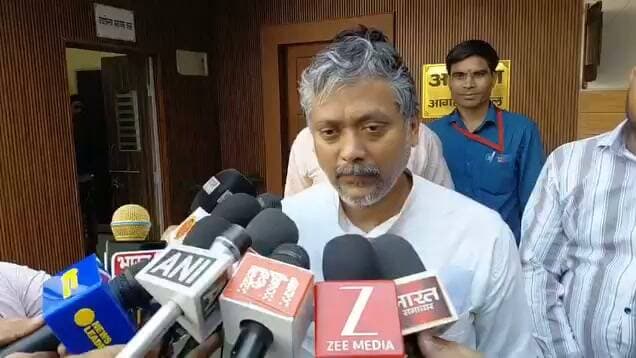 हाय रे राजनीति
बहुत बड़ी खबर - आगरा खण्ड से शिक्षक M L C आकाश अग्रवाल धर्म परिवर्तित करके इस्लाम धर्म ग्रहण करेंगे, आज मीडिया से मुखातिब होते हुए उन्होंने कहा कि इस सरकार और सरकारी अधिकारियों के पक्षपातपूर्ण रवैए के चलते उन्होंने हिंदू धर्म को छोड़ने का फैसला किया है, अगले महीने वे लखनऊ में शाही मस्जिद में जाकर इस्लाम धर्म ग्रहण करेंगे!
वीडियो सोशल साइट्स पर वायरल