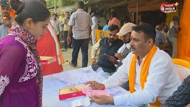 कौशाम्बी: नेवादा में संदीप मिश्रा का मतदाताओं को समझाने का अंदाज देखिए!
📍 इलाहाबाद–झांसी खंड स्नातक एमएलसी चुनाव के दौरान नेवादा ब्लॉक प्रभारी, ब्लॉक प्रमुख प्रतिनिधि एवं निवर्तमान जिला मंत्री संदीप मिश्रा बूथ पर सक्रिय नजर आए।
🔹 मतदाताओं से संवाद कर मतदान प्रक्रिया की जानकारी देते दिखे।
🔹 एक-एक मतदाता को समझाते हुए उनकी शंकाओं का समाधान करने का प्रयास किया।
🔹 बूथ पर मौजूद कार्यकर्ताओं के साथ समन्वय बनाकर निभाई जिम्मेदारी।
🎥 देखिए वीडियो—मतदाताओं को समझाने का संदीप मिश्रा का तरीका!
#कौशाम्बी #नेवादा #संदीपमिश्रा #MLCElection #स्नातकचुनाव KaushambiNews TodayIndiaPlus