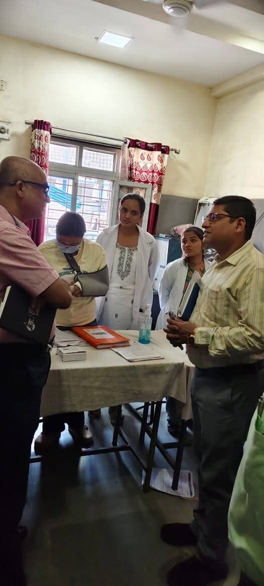 ➡️ आयुक्त लोक स्वास्थ्य एवं चिकित्सा शिक्षा विभाग ने किया जिला चिकित्सालय का औचक निरीक्षण
आयुक्त लोक स्वास्थ्य एवं चिकित्सा शिक्षा विभाग मध्यप्रदेश शासन श्री धनराजू एस ने शुक्रवार को जिला चिकित्सालय का औचक निरीक्षण किया। निरीक्षण के दौरान उन्होंने एचआईएमएस पोर्टल, ओपीडी, मेडिसन कक्ष, शिशु रोग कक्ष, नेत्र रोग कक्ष, दवाई वितरण कक्ष, सुमन हेल्थ डेस्क, एसएनसीयू वार्ड का अवलोकन किया और सेवाएं दे रहे चिकित्सकों एवं संबंधित स्टॉफ से सेवा देने की कार्यप्रणाली की जानकारी ली। आमागोहान की आशा कार्यकर्ता से फील्ड से गर्भवती महिलाओं को संस्था गत प्रसव कराने के लिए किस प्रकार मोटिवेट किया जाता है जानकारी ली गई। आयुक्त द्वारा निर्माणाधीन मेडिकल कॉलेज का भी निरीक्षण किया गया।
इस दौरान प्रभारी मुख्य चिकित्सा एवं स्वास्थ्य अधिकारी डॉ संजीव शर्मा, सिविल सर्जन डॉ जगदीश घोरे एवं आरएमओ डॉ रानू वर्मा उपस्थित रहे।
Jansampark Madhya Pradesh
Directorate of Health Services, Madhya Pradesh
#JansamparkMP
#बैतूल
#betul