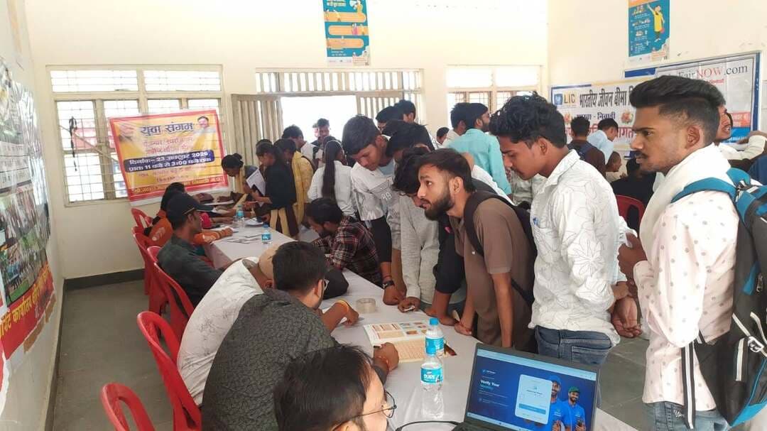 ओरछा आईटीआई में युवा संगम रोजगार मेले का आयोजन, 78 युवाओं का चयन
सात कंपनियों ने लिया भाग, 180 युवाओं ने कराया पंजीयन
77 आवेदकों का रोजगार तथा एक का अप्रेंटिसशिप के लिए प्राथमिक चयन
--
मध्यप्रदेश शासन के निर्देशानुसार जिले के युवाओं को रोजगार, स्वरोजगार एवं अप्रेंटिसशिप के अवसर उपलब्ध कराने के उद्देश्य से कलेक्टर श्रीमती जमुना भिड़े के मार्गदर्शन में शुक्रवार, 23 अक्टूबर 2026 को शासकीय आईटीआई ओरछा में युवा संगम रोजगार, स्वरोजगार एवं अप्रेंटिसशिप मेले का आयोजन किया गया। जिला प्रशासन के सहयोग से आयोजित इस मेले में युवाओं ने उत्साहपूर्वक भाग लिया और विभिन्न कंपनियों में रोजगार के लिए साक्षात्कार दिए।
मेले में कुल सात कंपनियों ने भाग लिया। इनमें बैंकिंग, सिक्योरिटी, एग्रीकल्चर, सिलाई, मैन्युफैक्चरिंग एवं जॉब कंसल्टेंसी से संबंधित कंपनियां शामिल रहीं। कंपनियों के प्रतिनिधियों द्वारा उपस्थित युवाओं की योग्यता एवं कौशल के आधार पर साक्षात्कार लेकर चयन प्रक्रिया संपन्न की गई।
आयोजित मेले में कुल 180 आवेदकों ने उपस्थित होकर पंजीयन कराया। साक्षात्कार के उपरांत कंपनियों द्वारा 77 आवेदकों का रोजगार के लिए प्राथमिक चयन किया गया, जबकि एक आवेदक का अप्रेंटिसशिप के लिए चयन किया गया। इस प्रकार मेले में कुल 78 युवाओं का प्राथमिक चयन रोजगार एवं अप्रेंटिसशिप के अवसरों के लिए किया गया।
इस अवसर पर युवाओं को विभिन्न स्वरोजगार योजनाओं तथा अप्रेंटिसशिप के लाभों की जानकारी भी दी गई। उन्हें उपलब्ध रोजगार अवसरों का लाभ उठाने, कौशल विकास एवं स्वरोजगार के माध्यम से आत्मनिर्भर बनने के लिए प्रोत्साहित किया गया।
मेले के सफल आयोजन में जिला रोजगार अधिकारी, प्राचार्य पीजी कॉलेज ओरछा, प्राचार्य आईटीआई ओरछा, सहायक प्रबंधक जिला व्यापार एवं उद्योग केंद्र (डीआईसी), जिला रोजगार कार्यालय के कर्मचारी, आईटीआई स्टाफ एवं महाविद्यालय ओरछा के कर्मचारियों का सहयोग रहा।
CM Madhya Pradesh Dr Mohan Yadav Jansampark Madhya Pradesh #RojgaarMela #JansamparkMP #niwari