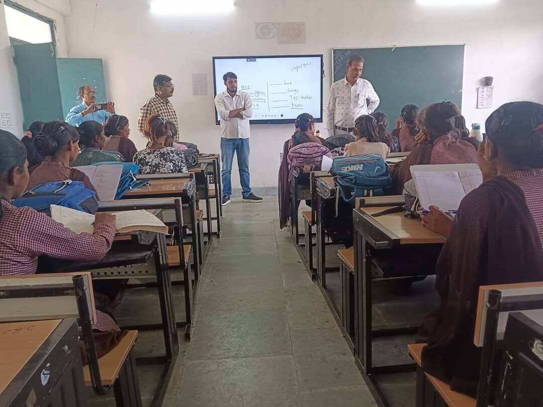 मुख्यमंत्री जन विश्वास अभियान के तहत जिला नोडल अधिकारी ने पृथ्वीपुर के विद्यालयों का किया निरीक्षण
निःशुल्क पाठ्यपुस्तकों, अनुपयोगी साइकिल एवं फर्नीचर की जानकारी दो दिवस में जमा करने के निर्देश
शिक्षकों को विषयवस्तु के पूर्ण ज्ञान के साथ शिक्षण कार्य कराने और विद्यालयों में ई-वेस्ट सामग्री के लिए डस्टबिन एवं रजिस्टर रखने के निर्देश
--
मुख्यमंत्री जन विश्वास अभियान 2026 के अंतर्गत 23 अक्टूबर 2026 को जिला नोडल अधिकारी एवं संयुक्त संचालक लोक शिक्षण संचालनालय, मध्यप्रदेश भोपाल श्री एच.एन. नेमा द्वारा निवाड़ी जिले के विभिन्न विद्यालयों का निरीक्षण किया गया। इस दौरान उन्होंने सांदीपनि विद्यालय पृथ्वीपुर, शासकीय उच्चतर माध्यमिक विद्यालय गौराखास तथा शासकीय बालक उत्कृष्ट उच्चतर माध्यमिक विद्यालय पृथ्वीपुर का अवलोकन कर शैक्षणिक गतिविधियों एवं विद्यालयों की व्यवस्थाओं की जानकारी ली।
निरीक्षण के दौरान जिला नोडल अधिकारी श्री नेमा ने विद्यालयों में विद्यार्थियों को निःशुल्क पाठ्यपुस्तकों की उपलब्धता की जानकारी जिला कार्यालय में जमा करने के निर्देश दिए। उन्होंने समस्त हाई स्कूल एवं हायर सेकेंडरी विद्यालयों के प्राचार्यों को अपने-अपने विद्यालय में अनुपयोगी साइकिल एवं फर्नीचर की जानकारी दो दिवस के भीतर जिला कार्यालय में प्रस्तुत करने के लिए कहा।
उन्होंने निर्देश दिए कि विद्यालयों में पदस्थ शिक्षक एवं अतिथि शिक्षक अपने विषय की विषयवस्तु का पूर्ण ज्ञान रखते हुए प्रभावी ढंग से शिक्षण कार्य संपन्न कराएं, ताकि विद्यार्थियों को गुणवत्तापूर्ण शिक्षा उपलब्ध हो सके।
जिला नोडल अधिकारी ने सभी विद्यालय प्राचार्यों को विद्यालय के कार्यालय कक्ष में ई-वेस्ट सामग्री के संग्रहण एवं प्रबंधन के लिए डस्टबिन तथा आवश्यक रजिस्टर रखने के निर्देश दिए। साथ ही सभी विद्यालय परिसरों को धूम्रपान निषेध क्षेत्र घोषित करने के निर्देश भी दिए।
निरीक्षण के दौरान विद्यालयों की शैक्षणिक एवं व्यवस्थागत गतिविधियों का अवलोकन करते हुए संबंधित अधिकारियों एवं प्राचार्यों को निर्देशों का समयसीमा में पालन सुनिश्चित करने के लिए कहा गया।
CM Madhya Pradesh Dr Mohan Yadav Jansampark Madhya Pradesh Department of School Education, Madhya Pradesh
#मुख्यमंत्री_जन_विश्वास_अभियान #GoodGovernance #jansamparkMP #niwari