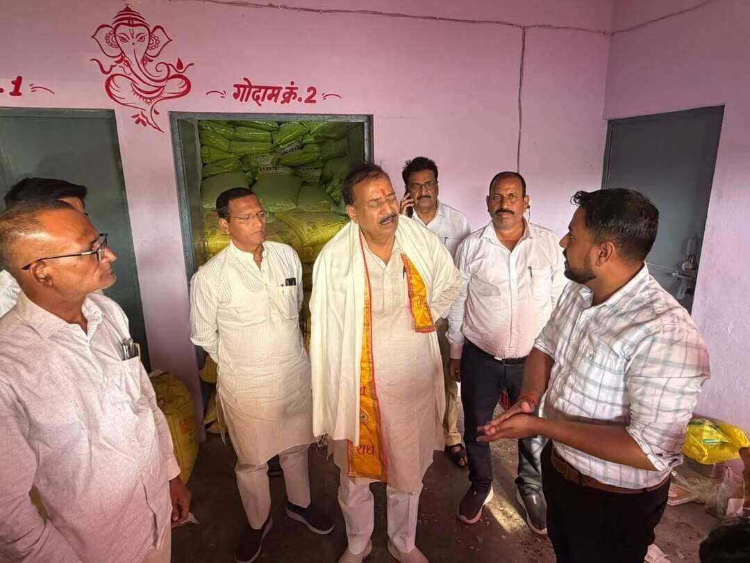 ओरछा में सहकारी समितियों का निरीक्षण, किसानों को समय पर खाद उपलब्ध कराने के निर्देश
मध्यप्रदेश राज्य सहकारी बैंक के प्रशासक महेंद्र सिंह यादव ने रामनगर जनविश्वास शिविर में भी की सहभागिता
--
मध्यप्रदेश राज्य सहकारी बैंक के प्रशासक श्री महेंद्र सिंह यादव ने शुक्रवार को निवाड़ी जिले के ओरछा का भ्रमण किया। इस दौरान वे ओरछा में आयोजित धनवंतरी महायज्ञ कार्यक्रम में शामिल हुए। इसके पश्चात उन्होंने जिले के प्रभारी मंत्री श्री नारायण सिंह कुशवाह के साथ ग्राम पंचायत रामनगर में आयोजित जनविश्वास शिविर में सहभागिता की। शिविर में सांसद प्रतिनिधि श्री राजेश पटेरिया, कलेक्टर श्रीमती जमुना भिड़े, पुलिस अधीक्षक एवं जिला अधिकारी उपस्थित रहे।
भ्रमण के दौरान श्री यादव ने बहुउद्देशीय प्राथमिक कृषि साख सहकारी समिति मर्यादित, सीतापुर शाखा ओरछा का निरीक्षण किया। उन्होंने समिति के खाद गोदाम का जायजा लेते हुए खाद की उपलब्धता एवं वितरण व्यवस्था की समीक्षा की। इस दौरान बैंक के मुख्य कार्यपालन अधिकारी श्री अनुपम पाण्डेय सहित अन्य अधिकारी, शाखा प्रबंधक एवं समिति प्रबंधक उपस्थित रहे।
श्री यादव ने अधिकारियों एवं कर्मचारियों को निर्देश दिए कि किसानों को खाद के लिए किसी भी प्रकार की परेशानी का सामना न करना पड़े। किसानों को कृषि एवं सहकारिता क्षेत्र की सभी योजनाओं का लाभ सुनिश्चित किया जाए। उन्होंने कहा कि खाद वितरण व्यवस्था सुचारु बनाए रखने के साथ ही किसानों को समय पर खाद उपलब्ध कराने पर विशेष ध्यान दिया जाए।
उन्होंने जिला सहकारी केंद्रीय बैंक के अधिकारियों एवं कर्मचारियों को ऋण वसूली के लिए निरंतर प्रयास करने के निर्देश दिए, ताकि सहकारी बैंक मजबूत बने और सहकारी आंदोलन निरंतर प्रगति के पथ पर आगे बढ़ता रहे।
किसानों से किया संवाद, समस्याओं के निराकरण के निर्देश
श्री यादव ने समिति के कार्यक्षेत्र के किसानों से संवाद कर उनकी समस्याएं सुनीं और संबंधित अधिकारियों को उनके निराकरण के निर्देश दिए। उन्होंने कहा कि मध्यप्रदेश सरकार किसानों एवं सर्वहारा वर्ग के हितों के लिए निरंतर प्रयास कर रही है। किसानों को सहकारी समितियों से जुड़ने के फायदे बताते हुए उन्होंने अधिक से अधिक किसानों को समिति की सदस्यता लेने के लिए प्रेरित किया।
उन्होंने अधिकारियों को निर्देशित किया कि समिति के सदस्यों को सुगमता से ऋण उपलब्ध कराया जाए तथा किसानों को समय पर एवं पर्याप्त मात्रा में खाद उपलब्ध कराई जाए। उन्होंने बताया कि मध्यप्रदेश सरकार द्वारा किसानों के ऋण की ब्याज दर में छूट दी गई है, जिससे किसानों को राहत मिल रही है।
श्री यादव ने कहा कि सहकारी समितियों के माध्यम से किसानों को आर्थिक रूप से सशक्त बनाने और उनकी समस्याओं के समाधान के लिए निरंतर प्रयास किए जा रहे हैं। उन्होंने अधिकारियों से किसानों के हित में पारदर्शिता एवं जिम्मेदारी के साथ कार्य करने की अपेक्षा की।
CM Madhya Pradesh Dr Mohan Yadav Jansampark Madhya Pradesh
#मुख्यमंत्री_जन_विश्वास_अभियान
#JansamparkMP #niwari