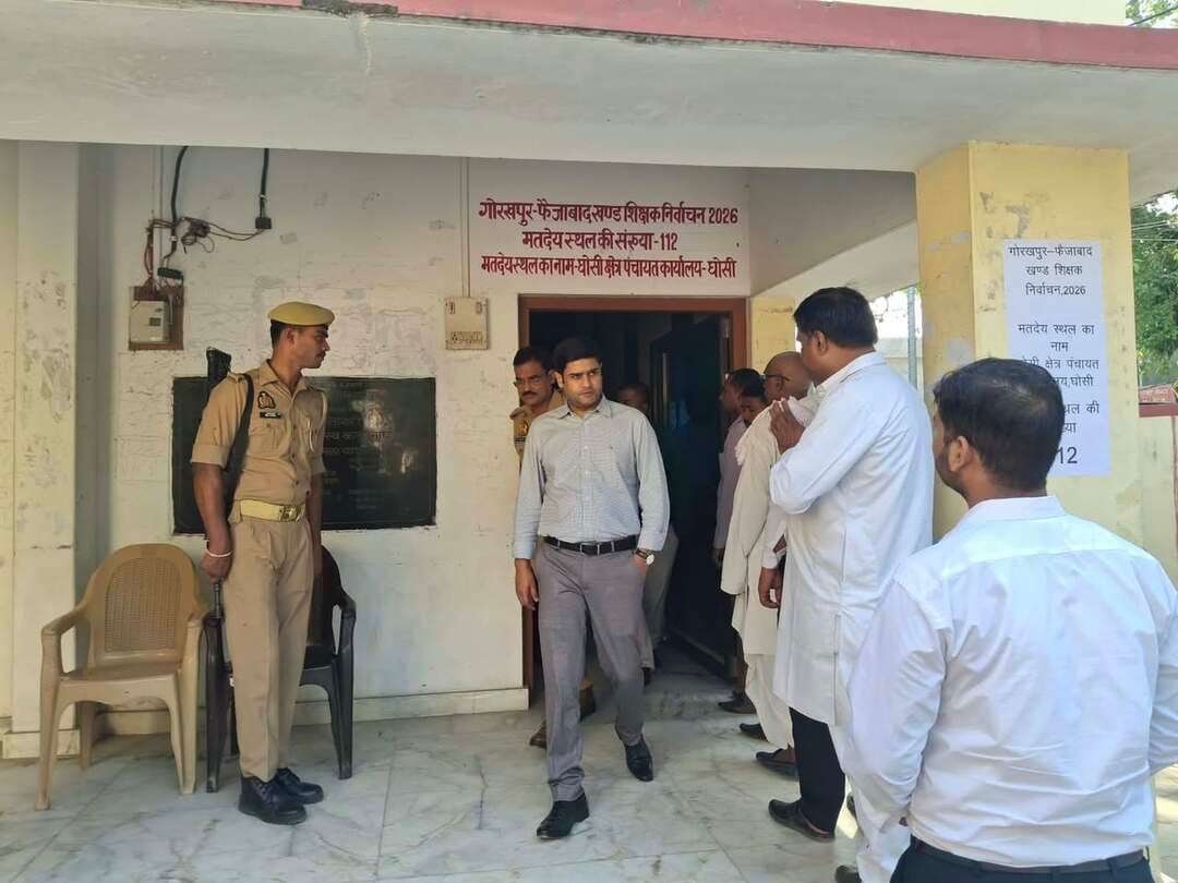 विधान परिषद सदस्य खंड शिक्षक निर्वाचन-2026 का जनपद में शांतिपूर्ण एवं सकुशल मतदान संपन्न, कुल 74.06 प्रतिशत हुआ मतदान
जिलाधिकारी श्री आनंद वर्द्धन एवं पुलिस अधीक्षक श्री सर्वेश कुमार मिश्रा ने लगातार बूथों का भ्रमण कर लिया व्यवस्थाओं का जायजा, निष्पक्ष एवं पारदर्शी मतदान संपन्न कराने के दिए निर्देश
गोरखपुर-फैजाबाद खंड शिक्षक निर्वाचन क्षेत्र से विधान परिषद सदस्य के निर्वाचन हेतु जनपद मऊ में मतदान प्रक्रिया शांतिपूर्ण, निष्पक्ष एवं सकुशल ढंग से संपन्न हुई। मतदान के दौरान जिलाधिकारी श्री आनंद वर्द्धन एवं पुलिस अधीक्षक श्री सर्वेश कुमार मिश्रा ने लगातार विभिन्न मतदेय स्थलों का भ्रमण कर मतदान प्रक्रिया एवं सुरक्षा व्यवस्थाओं का जायजा लिया। इस दौरान जिलाधिकारी ने संबंधित अधिकारियों एवं कार्मिकों को भारत निर्वाचन आयोग के दिशा-निर्देशों के अनुरूप पूरी निष्पक्षता, पारदर्शिता एवं शुचितापूर्ण ढंग से मतदान संपन्न कराने के निर्देश दिए।
जनपद में इस निर्वाचन के लिए कुल 10 मतदेय स्थल बनाए गए थे, जो विभिन्न विकास खंडों के क्षेत्र पंचायत कार्यालयों तथा नगर पालिका परिषद कार्यालय में स्थित थे। निर्वाचन में जनपद के कुल 5,131 मतदाता अपने मताधिकार का प्रयोग करने के लिए पंजीकृत थे। इनमें सर्वाधिक 899 मतदाता नगर पालिका परिषद मऊ स्थित बूथ पर तथा सबसे कम 271 मतदाता क्षेत्र पंचायत कार्यालय दोहरीघाट स्थित बूथ पर थे।
जनपद में मतदान का कुल प्रतिशत 74.06 प्रतिशत रहा। मतदेय स्थलों पर हुए मतदान में सर्वाधिक 85.14 प्रतिशत मतदान बूथ संख्या-111, कार्यालय क्षेत्र पंचायत बड़राव पर दर्ज किया गया, जबकि सबसे कम 64.46 प्रतिशत मतदान बूथ संख्या-118, कार्यालय क्षेत्र पंचायत परदहां पर हुआ।
निर्वाचन को शांतिपूर्ण एवं व्यवस्थित ढंग से संपन्न कराने के लिए जिला प्रशासन द्वारा पूर्व से ही सभी आवश्यक तैयारियां सुनिश्चित की गई थीं। जिलाधिकारी श्री आनंद वर्द्धन के नेतृत्व एवं निर्देशन में निर्वाचन कार्य में लगाए गए अधिकारियों, मतदान कार्मिकों तथा पुलिस बल को आवश्यक ब्रीफिंग देकर उनके दायित्वों एवं निर्वाचन संबंधी दिशा-निर्देशों से अवगत कराया गया था।
मतदान दिवस पर मतदान प्रारंभ होने के साथ ही जिलाधिकारी एवं पुलिस अधीक्षक लगातार जनपद के विभिन्न मतदेय स्थलों का भ्रमण करते रहे। अधिकारियों ने मतदान केंद्रों पर व्यवस्थाओं का जायजा लेते हुए संबंधित कार्मिकों को मतदान प्रक्रिया सुचारू रूप से संचालित करने तथा निर्वाचन की निष्पक्षता, पारदर्शिता एवं शुचिता बनाए रखने के निर्देश दिए।
जिला प्रशासन की सतर्कता, प्रभावी निगरानी एवं निर्वाचन कार्य में तैनात अधिकारियों तथा कार्मिकों के समन्वित प्रयासों के फलस्वरूप जनपद में विधान परिषद सदस्य खंड शिक्षक निर्वाचन-2026 की मतदान प्रक्रिया शांतिपूर्ण एवं सकुशल ढंग से संपन्न हुई।