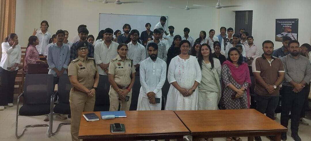 *गुरुग्राम पुलिस की पहल: गवर्नमेंट युनिवर्सिटी, भगरोला (मानेसर) में जागरूकता एवं संवाद कार्यक्रम आयोजित।*
*महिला थाना मानेसर पुलिस ने लगभग 200 विद्यार्थियों को नए आपराधिक कानूनों, साइबर अपराध, नशा मुक्ति, महिला सुरक्षा एवं यातायात नियमों के प्रति किया जागरूक।*
`गुरुग्राम: 23 अक्टूबर 2026`
▪️पुलिस उपायुक्त मानेसर, गुरुग्राम श्री प्रतीक गहलोत (IPS) के दिशा-निर्देशानुसार गुरुग्राम पुलिस द्वारा युवाओं को कानून के प्रति जागरूक करने, अपराधों की रोकथाम तथा सामाजिक उत्तरदायित्व की भावना विकसित करने के उद्देश्य से निरंतर जागरूकता कार्यक्रम आयोजित किए जा रहे हैं।
▪️इसी कड़ी में महिला थाना मानेसर पुलिस की टीम द्वारा गवर्नमेंट कॉलेज, भगरोला (मानेसर) में जागरूकता एवं संवाद कार्यक्रम आयोजित किया गया। कार्यक्रम में कॉलेज के लगभग 200 विद्यार्थियों ने भाग लिया। इस दौरान पुलिस टीम ने विद्यार्थियों को कानून एवं सुरक्षा से जुड़े विभिन्न महत्वपूर्ण विषयों की जानकारी देते हुए उन्हें अपराधों से बचाव, सामाजिक जिम्मेदारियों के निर्वहन तथा एक सुरक्षित एवं अपराधमुक्त समाज के निर्माण में सक्रिय भूमिका निभाने के लिए प्रेरित किया।
*▪️विद्यार्थियों को विभिन्न महत्वपूर्ण विषयों पर किया जागरूक:*
* *नए आपराधिक कानूनों की जानकारी:* विद्यार्थियों को भारतीय न्याय संहिता (BNS), भारतीय नागरिक सुरक्षा संहिता (BNSS) एवं भारतीय साक्ष्य अधिनियम (BSA) के प्रमुख प्रावधानों और महत्व के बारे में सरल भाषा में जानकारी दी गई, ताकि वे अपने कानूनी अधिकारों एवं कर्तव्यों को बेहतर ढंग से समझ सकें।
* *डायल-112 आपातकालीन पुलिस सेवा:* किसी भी आपातकालीन परिस्थिति में तत्काल पुलिस सहायता प्राप्त करने के लिए डायल-112 की उपयोगिता एवं कार्यप्रणाली के बारे में विस्तार से बताया गया।
* *साइबर अपराध एवं ऑनलाइन धोखाधड़ी से बचाव:* विद्यार्थियों को ऑनलाइन ठगी, साइबर अपराधों, सोशल मीडिया के सुरक्षित उपयोग तथा डिजिटल लेन-देन के दौरान बरती जाने वाली सावधानियों के प्रति जागरूक किया गया। उन्हें संदिग्ध लिंक से बचने, अनजान कॉल के प्रति सतर्क रहने तथा अपनी निजी एवं बैंकिंग जानकारी किसी के साथ साझा न करने की सलाह दी गई।
* *नशा मुक्ति का संदेश:* विद्यार्थियों को नशे के दुष्प्रभावों से अवगत कराते हुए नशे से दूर रहने, सकारात्मक जीवनशैली अपनाने तथा नशामुक्त समाज के निर्माण में अपनी सक्रिय भागीदारी सुनिश्चित करने के लिए प्रेरित किया गया।
* *महिला सुरक्षा एवं सम्मान:* महिलाओं की सुरक्षा, सम्मान एवं अधिकारों के प्रति जागरूक करते हुए विद्यार्थियों को संवेदनशील, जिम्मेदार एवं कानून का सम्मान करने वाला नागरिक बनने का संदेश दिया गया।
* *यातायात नियम एवं सड़क सुरक्षा:* सड़क दुर्घटनाओं की रोकथाम के लिए यातायात नियमों का पालन करने, दोपहिया वाहन चलाते समय हेलमेट पहनने, चारपहिया वाहन में सीट बेल्ट लगाने तथा सड़क पर सुरक्षित एवं अनुशासित व्यवहार अपनाने के महत्व के बारे में बताया गया।
* *पर्यावरण संरक्षण:* विद्यार्थियों को पौधारोपण, प्राकृतिक संसाधनों के संरक्षण तथा स्वच्छ एवं सुरक्षित पर्यावरण बनाए रखने में अपनी महत्वपूर्ण भूमिका निभाने के लिए प्रेरित किया गया।
* *संवाद के माध्यम से विद्यार्थियों को किया जागरूक:* कार्यक्रम के दौरान विद्यार्थियों को विभिन्न सुरक्षा संबंधी विषयों पर जानकारी प्रदान की गई तथा संवाद के माध्यम से उनकी जिज्ञासाओं का समाधान किया गया। इस प्रकार के जागरूकता कार्यक्रम युवाओं को कानून के प्रति सजग बनाने, साइबर एवं अन्य अपराधों से बचाव के उपाय समझाने तथा उनमें सामाजिक जिम्मेदारी की भावना विकसित करने में महत्वपूर्ण भूमिका निभाते हैं।
*▪️गुरुग्राम पुलिस की अपील:* गुरुग्राम पुलिस आमजन एवं युवाओं से अपील करती है कि वे कानून का पालन करें, साइबर अपराधों के प्रति सतर्क रहें, नशे से दूर रहें, महिलाओं का सम्मान करें तथा यातायात नियमों का जिम्मेदारी से पालन करें। किसी भी आपातकालीन परिस्थिति में डायल-112 के माध्यम से पुलिस सहायता प्राप्त करें और एक सुरक्षित, जागरूक एवं अपराधमुक्त समाज के निर्माण में अपना योगदान दें।