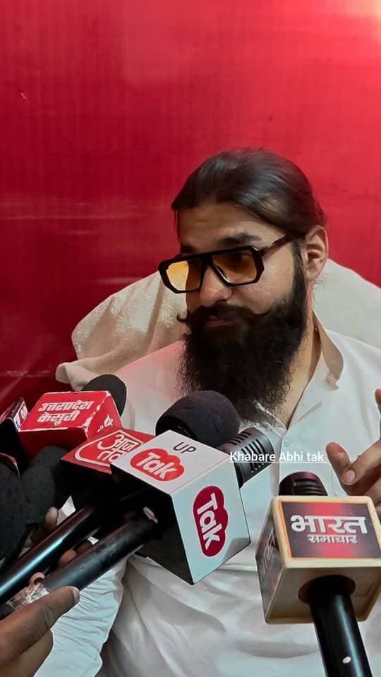 मुनव्वर मुर्गा को अपना प्रतिनिधि बनाए जाने पर अब्बास अंसारी ने दिया बड़ा बयान
#अब्बासअंसारी #मुनव्वरमुर्गा #मऊ #राजनीति #खबरेंअभीतक #KhabareAbhiTak