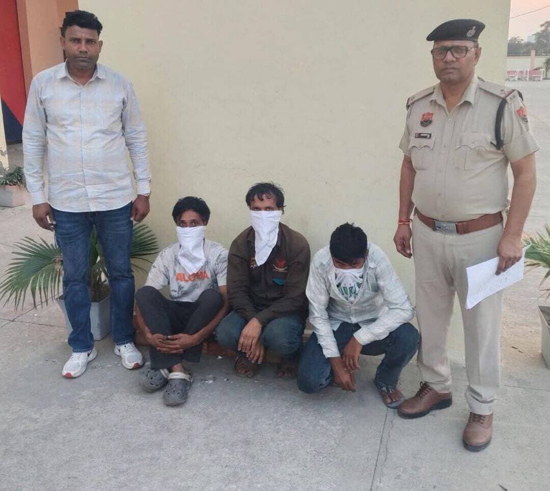 डिटेक्टिव स्टाफ लोहारू ने रोहतक गेट स्थित मोबाइल की दुकान में चोरी के मामले में तीन आरोपियों को किया गिरफ्तार।
*पुलिस रिमांड के दौरान आरोपियों से कुल 54,000/- रुपये बरामद, चोरी का सामान खरीदने वाला तीसरा आरोपी भी गिरफ्तार।*
पुलिस अधीक्षक भिवानी श्री मयंक मिश्रा, आईपीएस के निर्देशानुसार जिला पुलिस द्वारा चोरी की वारदातों को अंजाम देने वाले आरोपियों की जल्द गिरफ्तारी कर उनके विरुद्ध प्रभावी कानूनी कार्रवाई की जा रही है। इसी अभियान के तहत डिटेक्टिव स्टाफ लोहारू की टीम ने रोहतक गेट स्थित मोबाइल की दुकान में चोरी के मामले में तीन आरोपियों को गिरफ्तार करने में सफलता हासिल की है।
*मामले का विवरण:*
शिकायतकर्ता ललित निवासी लेघा ने पुलिस को शिकायत दी थी कि दिनांक 17.10. 2026 की रात को अज्ञात चोरों ने उसकी दुकान का ताला तोड़कर वहां रखे मोबाइल फोन, मदरबोर्ड व डीवीआर चोरी कर लिया था। शिकायत के आधार पर थाना औद्योगिक क्षेत्र, भिवानी में संबंधित धाराओं के तहत अभियोग दर्ज कर जांच शुरू की गई।
*दो आरोपियों को चंडीगढ़ से किया गिरफ्तार:*
मामले में प्रभावी कार्रवाई करते हुए डिटेक्टिव स्टाफ लोहारू की टीम ने दिनांक 21.10. 2026 को चोरी की वारदात में शामिल दो आरोपियों को चंडीगढ़ से गिरफ्तार किया।
गिरफ्तार आरोपियों की पहचान अनिल पुत्र राजकुमार, निवासी नया गांव, जिला मोहाली, हाल निवासी सेक्टर-25, चंडीगढ़ तथा तेजपाल पुत्र संजीव कुमार, निवासी सेक्टर-25, चंडीगढ़ के रूप में हुई है।
पुलिस टीम ने दिनांक 22.10.2026 को दोनों आरोपियों को माननीय न्यायालय में पेश कर एक दिन का पुलिस रिमांड हासिल किया। रिमांड के दौरान आरोपी अनिल से 27,500 रुपये तथा आरोपी तेजपाल से 26,500 रुपये बरामद किए गए। इस प्रकार दोनों आरोपियों से कुल 54,000 रुपये की बरामदगी की गई।
*चोरी का सामान खरीदने वाला तीसरा आरोपी भी गिरफ्तार:*
पुलिस रिमांड के दौरान पूछताछ में मिली जानकारी के आधार पर पुलिस टीम ने दिनांक 22.10.2026 को चोरी के मोबाइल फोन खरीदने के मामले में तीसरे आरोपी को भी चंडीगढ़ से गिरफ्तार किया।
आरोपी की पहचान शाहीन पुत्र बुरे शाह, निवासी चंडीगढ़ के रूप में हुई है।
*प्रारंभिक पूछताछ में हुआ खुलासा:*
प्रारंभिक पूछताछ में सामने आया कि आरोपी अनिल कुछ महीने पहले उक्त मोबाइल की दुकान पर काम करता था, लेकिन बाद में उसने काम छोड़ दिया था। इसके बाद उसने अपने साथी तेजपाल के साथ मिलकर चोरी की वारदात को अंजाम दिया। मामले में तीसरे आरोपी शाहीन की भूमिका चोरी के मोबाइल फोन खरीदने के संबंध में सामने आई है।
पुलिस टीम द्वारा तीनों आरोपियों को आज दिनांक 23.10. 2026 को माननीय न्यायालय में पेश किया गया, जहां से उन्हें न्यायिक हिरासत में जिला कारागार भेजने के आदेश दिए गए।