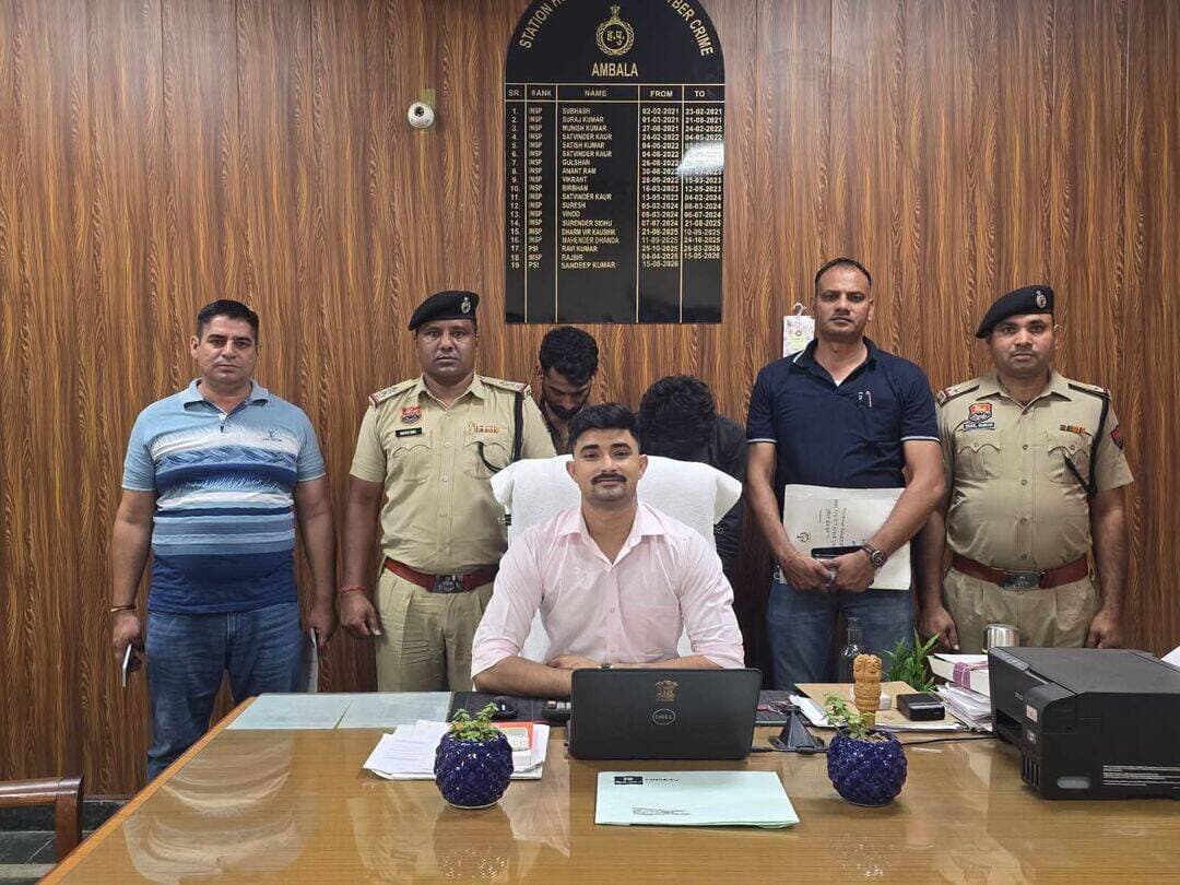 अम्बाला पुलिस की साइबर ठगों पर बड़ी कार्रवाई: KYC अपडेट के नाम पर 6.42 लाख रुपये की ठगी करने वाले 2 आरोपी गिरफ्तार
थाना साइबर क्राइम अम्बाला पुलिस ने यूपी से दबोचे शातिर आरोपी।
एक आरोपी को भेजा जेल, दूसरा पुलिस रिमांड पर,
नेटवर्क से जुड़े अन्य आरोपियों की तलाश जारी।
अम्बाला पुलिस की नागरिकों से अपील: साइबर फ्रॉड होते ही तुरंत 1930 पर दर्ज कराएं शिकायत।
जिला अम्बाला पुलिस द्वारा साइबर अपराधों पर प्रभावी अंकुश लगाने और वांछित अपराधियों की धरपकड़ के लिए चलाए जा रहे विशेष अभियान के तहत थाना साइबर क्राइम अम्बाला पुलिस ने एक बड़ी सफलता हासिल की है। पुलिस ने बैंक खाते का KYC (केवाईसी) अपडेट करने का झांसा देकर लाखों रुपये की ठगी करने वाले गिरोह का पर्दाफाश करते हुए दो शातिर आरोपियों को गिरफ्तार किया है।
घटना का पूरा विवरण,
मामले की विस्तृत जानकारी देते हुए जांच अधिकारी सहायक उप-निरीक्षक (ASI) सुनील कुमार ने बताया कि शिकायतकर्ता श्री अश्विनी कुमार, निवासी गाँव कड़ासन, थाना शहजादपुर (जिला अम्बाला) ने 05 मार्च 2025 को थाना साइबर क्राइम अम्बाला में शिकायत दर्ज कराई थी। शिकायत के अनुसार, 27 फरवरी 2025 से 02 मार्च 2025 के बीच अज्ञात साइबर ठगों ने उन्हें KYC अपडेट करने का फर्जी लिंक भेजा और झांसे में लेकर उनके खाते से 6,42,000/- रुपये उड़ा लिए। शिकायत के आधार पर पुलिस ने तुरंत संबंधित धाराओं में मामला दर्ज कर गहन जांच शुरू की।
पुलिस कार्रवाई और गिरफ्तारी,
थाना साइबर क्राइम प्रभारी उप-निरीक्षक (SI) संदीप कुमार के कुशल नेतृत्व में एएसआई सुनील कुमार और उनकी टीम ने तकनीकी संसाधनों, कॉल डिटेल्स और डिजिटल साक्ष्यों का विश्लेषण करते हुए अंतरराज्यीय कार्रवाई की। पुलिस टीम ने मुस्तैदी दिखाते हुए उत्तर प्रदेश से दो मुख्य आरोपियों को दबोच लिया, जिनकी पहचान कैफ निवासी पलवाड़ागढ़, मुक्तेश्वर, हापुड़, उत्तर प्रदेश तथा मोहम्मद उजैक निवासी सराय तरीन चम्ली, थाना हयात नगर, जिला सम्भल, उत्तर प्रदेश के रूप में हुई है।
न्यायिक प्रक्रिया और पुलिस रिमांड,
दोनों आरोपियों को गिरफ्तार करने के बाद माननीय न्यायालय के समक्ष पेश किया गया। न्यायालय के आदेशानुसार आरोपी कैफ को न्यायिक हिरासत में जेल भेज दिया गया है, जबकि आरोपी मोहम्मद उजैक का पुलिस रिमांड हासिल किया गया है। रिमांड की अवधि के दौरान पुलिस आरोपी से गहन पूछताछ कर ठगी गई राशि की बरामदगी करेगी और इस साइबर गिरोह के नेटवर्क में शामिल अन्य आरोपियों के ठिकानों का पता लगाएगी।
अम्बाला पुलिस आम जनता से सतर्क रहने की अपील करती है,
किसी भी अनजान व्यक्ति के कहने पर मोबाइल में कोई भी अज्ञात ऐप या लिंक (Link) ओपन न करें।
कोई भी बैंक या वित्तीय संस्थान फोन/मैसेज पर KYC अपडेट या व्यक्तिगत गोपनीय जानकारी नहीं मांगता।
यदि आपके साथ किसी भी प्रकार की साइबर धोखाधड़ी होती है, तो बिना समय गंवाए तुरंत नेशनल साइबर क्राइम हेल्पलाइन नंबर 1930 पर कॉल करें या www.cybercrime.gov.in पर अपनी शिकायत दर्ज कराएं, ताकि समय रहते ठगी गई राशि को फ्रीज कराया जा सके। Haryana Police