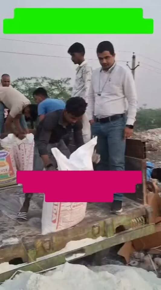 बीकानेर में मरुधर फूड प्रोडक्ट्स पर बड़ी कार्रवाई, 2,740 किलो अवधिपार मैदा-पापड़ नष्ट*l
28 हजार किलो दूषित मैदा पशु आहार के लिए उपयोग करने के निर्देश, निरीक्षण में मिलीं स्वच्छता संबंधी खामियां
बीकानेर, 23 अक्टूबर। प्रदेश में संचालित ‘शुद्ध आहार–मिलावट पर वार’ अभियान के तहत स्वास्थ्य विभाग की केंद्रीय टीम एवं बीकानेर के खाद्य सुरक्षा अधिकारियों ने इंडस्ट्रियल ग्रोथ सेंटर स्थित मरुधर फूड प्रोडक्ट्स की निर्माण इकाई का निरीक्षण कर कार्रवाई की। निरीक्षण के दौरान खाद्य सुरक्षा एवं स्वच्छता संबंधी कई कमियां सामने आईं। मौके पर मिली 2,740 किलोग्राम अवधिपार सामग्री, जिसमें मैदा एवं पापड़ शामिल थे, को नष्ट करवाया गया। इसके अतिरिक्त, खाद्य कारोबारकर्ता की सहमति से लगभग 28,000 किलोग्राम दूषित मैदा को पशु आहार के रूप में उपयोग करने के लिए पाबंद किया गया। जांच के लिए खाद्य पदार्थ का एक नमूना भी लिया गया।
अभिहित अधिकारी एवं मुख्य चिकित्सा एवं स्वास्थ
