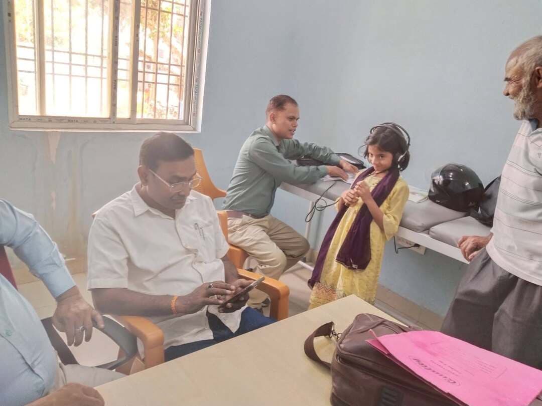 जिला दिव्यांगजन सशक्तिकरण कार्यालय द्वारा पीएचसी बनियापुर में संबल एवं एडीप योजना के तहत शिविर आयोजित
छपरा दिनांक 23 अक्टूबर 2026
दिव्यांगजनों को सरकारी कल्याणकारी योजनाओं से जोड़ने एवं उन्हें सहायक उपकरण उपलब्ध कराने के उद्देश्य से जिला दिव्यांगजन सशक्तिकरण कोषांग, सारण द्वारा संबल एवं एडीप (ADIP) योजना के अंतर्गत प्राथमिक स्वास्थ्य केंद्र (PHC), बनियापुर में विशेष शिविर का आयोजन किया गया।
जिलाधिकारी, सारण श्री वैभव श्रीवास्तव के निर्देशानुसार आयोजित शिविर में दिव्यांगजनों की आवश्यकताओं के आकलन, सहायक उपकरणों हेतु आवेदन तथा UDID कार्ड से संबंधित प्रक्रिया के लिए कार्रवाई की गई।
शिविर में 36 मोटराइज्ड ट्राईसाइकिल (MTC), 7 श्रवण यंत्र, 2 बैसाखी, 1 व्हीलचेयर, 2 सी.पी. चेयर, 2 स्टिक एवं 11 कृत्रिम अंगों से संबंधित मामलों में आवश्यक कार्रवाई की गई। इसके अतिरिक्त, 20 दिव्यांगजनों के UDID कार्ड से संबंधित प्रक्रिया भी की गई।
आगामी शिविर का कार्यक्रम निम्नवत है:
- 24 अक्टूबर 2026: प्रखंड कार्यालय, बनियापुर।
- 26–27 अक्टूबर 2026: प्रखंड कार्यालय, दरियापुर।
- 28–29 अक्टूबर 2026: प्रखंड कार्यालय, अमनौर।
- 30–31 अक्टूबर 2026: प्रखंड कार्यालय, मांझी।
शिविर का समय प्रतिदिन सुबह 11 बजे से शाम 4 बजे तक निर्धारित है।
योजना का लाभ लेने हेतु दिव्यांगता प्रतिशत न्यूनतम 40%, वार्षिक आय अधिकतम ₹2 लाख तथा बिहार राज्य का स्थायी निवासी होना आवश्यक है। सामान्यतः आवेदक की आयु कम-से-कम 5 वर्ष होनी चाहिए; विशेष हस्तक्षेप के मामलों में आयु संबंधी छूट का प्रावधान है।
इच्छुक पात्र दिव्यांगजन आधार कार्ड, पासपोर्ट आकार का फोटो, दिव्यांगता प्रमाण पत्र, आय प्रमाण पत्र एवं निवास प्रमाण पत्र के साथ संबंधित शिविर में उपस्थित होकर आवेदन कर सकते हैं।