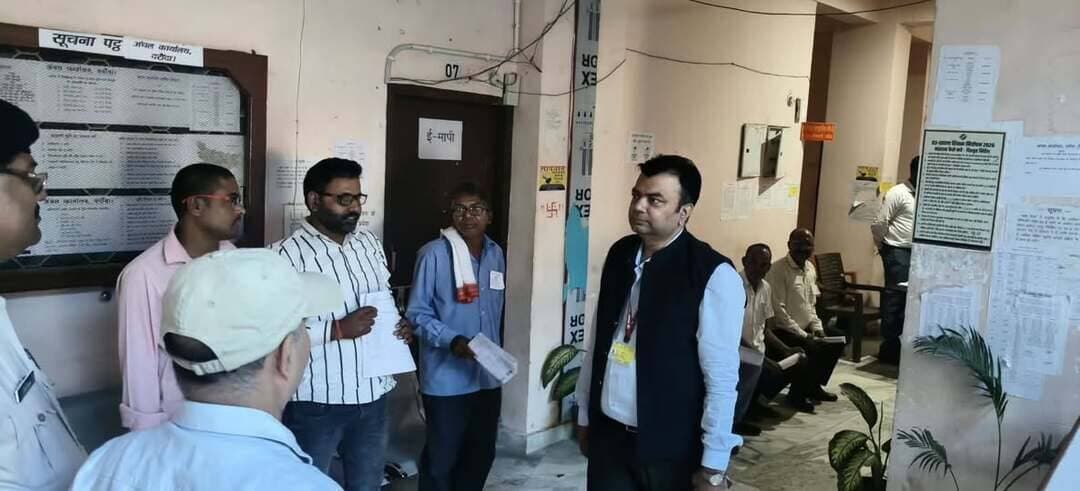 03-सारण शिक्षक निर्वाचन क्षेत्र के विभिन्न मतदान केंद्रों का निर्वाचन प्रेक्षक श्री दीपक आनंद ने किया निरीक्षण
सारण, सिवान एवं गोपालगंज जिले के मतदान केंद्रों पर निर्वाचन प्रक्रिया एवं व्यवस्थाओं का लिया जायजा, मतदाताओं से प्राप्त किया फीडबैक
सारण प्रमंडल, छपरा।
03-सारण शिक्षक निर्वाचन क्षेत्र के लिए दिनांक 23 अक्टूबर, 2026 को संपन्न हो रहे मतदान के क्रम में भारतीय प्रशासनिक सेवा के पदाधिकारी एवं निर्वाचन प्रेक्षक श्री दीपक आनंद द्वारा निर्वाचन क्षेत्र के अंतर्गत विभिन्न मतदान केंद्रों का निरीक्षण किया गया।
निरीक्षण के दौरान प्रेक्षक श्री दीपक आनंद ने गोपालगंज जिले के थावे एवं गोपालगंज सदर, सिवान जिले के सिवान सदर, पचरुखी एवं दरौंदा तथा सारण जिले के एकमा एवं छपरा सदर स्थित मतदान केंद्रों का भ्रमण कर मतदान प्रक्रिया एवं केंद्रों पर उपलब्ध व्यवस्थाओं का जायजा लिया।
निरीक्षण के क्रम में प्रेक्षक महोदय ने मतदान केंद्रों पर उपस्थित मतदाताओं से मतदान प्रक्रिया के संबंध में फीडबैक भी प्राप्त किया। निरीक्षण के दौरान संबंधित मतदान केंद्रों पर मतदान शांतिपूर्ण ढंग से संचालित होता पाया गया। मतदाताओं से प्राप्त फीडबैक के अनुसार भी निरीक्षित मतदान केंद्रों पर मतदान की प्रक्रिया शांतिपूर्ण रही।
प्रेक्षक महोदय ने मतदान केंद्रों पर निर्वाचन प्रक्रिया के संचालन एवं उपलब्ध व्यवस्थाओं का प्रत्यक्ष अवलोकन करते हुए मतदान की स्थिति का जायजा लिया। इस क्रम में विभिन्न मतदान केंद्रों पर मतदान प्रक्रिया के सुचारु एवं शांतिपूर्ण संचालन की स्थिति का आकलन किया गया।
सारण शिक्षक निर्वाचन क्षेत्र के अंतर्गत विभिन्न जिलों में मतदान प्रक्रिया के दौरान निर्वाचन प्रेक्षक द्वारा किए गए इस निरीक्षण का उद्देश्य मतदान की स्थिति का प्रत्यक्ष अवलोकन करना तथा निर्वाचन प्रक्रिया के संचालन से संबंधित व्यवस्थाओं की जानकारी प्राप्त करना था।