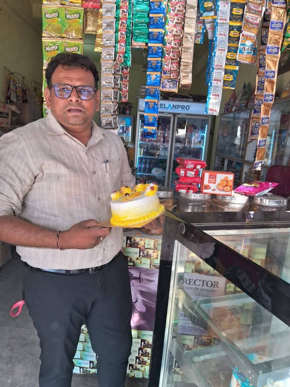 खाद्य सुरक्षा प्रशासन एवं नापतौल विभाग की संयुक्त कार्रवाई, खाद्य प्रतिष्ठानों एवं पेट्रोल पम्पों का निरीक्षण
घी एवं केक के नमूने लिए, एक्सपायरी खाद्य सामग्री मिलने एवं असत्यापित उपकरण के उपयोग पर प्रकरण दर्ज
कलेक्टर के निर्देशन में खाद्य सुरक्षा प्रशासन एवं नापतौल विभाग द्वारा ग्राम खरडू बड़ी एवं पारा में संयुक्त निरीक्षण कार्रवाई की गई। खाद्य पदार्थों की गुणवत्ता एवं सुरक्षित विक्रय सुनिश्चित करने के उद्देश्य से खाद्य प्रतिष्ठानों में उपलब्ध सामग्री, पैकेटों पर अंकित एक्सपायरी तिथि तथा भंडारण व्यवस्था की जांच की गई। साथ ही नापतौल विभाग द्वारा क्षेत्र के पेट्रोल पम्पों का निरीक्षण किया गया।
निरीक्षण के दौरान भटेवरा किराना एवं कोल्डड्रिंक, फखरी ट्रेडर्स, राजेश किराना, मनोज किराना, सुराना किराना एवं एवरफ्रेश तथा जयंतनिधि ट्रेडर्स की जांच की गई। इस दौरान घी एवं केक के नमूने लिए गए। दो प्रतिष्ठानों पर एक्सपायरी खाद्य पदार्थ पाए जाने पर प्रकरण पंजीबद्ध करने की कार्रवाई की गई।
खाद्य सुरक्षा प्रशासन द्वारा संबंधित प्रतिष्ठानों के संचालकों को निर्देशित किया गया कि एक्सपायरी तिथि पार कर चुकी खाद्य सामग्री का विक्रय न करें तथा खाद्य पदार्थों का भंडारण निर्धारित मानकों के अनुरूप करें। खाद्य सामग्री के सुरक्षित रखरखाव एवं उपभोक्ताओं को गुणवत्तापूर्ण खाद्य पदार्थ उपलब्ध कराने के संबंध में भी आवश्यक निर्देश दिए गए।
इसके अतिरिक्त खाद्य सामग्री के भंडारण एवं विक्रय में FIFO (First In, First Out) पद्धति का पालन करने के निर्देश दिए गए, ताकि पहले प्राप्त सामग्री का उपयोग एवं विक्रय पहले किया जाए। साथ ही खाद्य पदार्थों की एक्सपायरी तिथि की नियमित जांच सुनिश्चित करने को कहा गया, जिससे अवधि समाप्त हो चुकी सामग्री उपभोक्ताओं तक न पहुंचे।
खाद्य कारोबारकर्ताओं को खाद्य सुरक्षा एवं मानक अधिनियम, 2006 के प्रावधानों का पालन करने तथा प्रतिष्ठानों में स्वच्छता एवं खाद्य पदार्थों की गुणवत्ता संबंधी नियमों का कड़ाई से पालन सुनिश्चित करने के निर्देश दिए गए।
संयुक्त कार्रवाई के दौरान नापतौल विभाग द्वारा विधिक मापविज्ञान अधिनियम, 2009 के अंतर्गत क्षेत्र के पेट्रोल पम्प वर्धमान किसान सेवा केंद्र, हिरण्य राज एग्रो एवं दादाजी फिलिंग स्टेशन की जांच की गई। जांच के दौरान असत्यापित उपकरण का उपयोग पाए जाने पर प्रकरण पंजीबद्ध किया गया।
निरीक्षण दल में खाद्य सुरक्षा प्रशासन के खाद्य सुरक्षा अधिकारी तथा नापतौल विभाग के निरीक्षक एवं नापतौल सहायक उपस्थित रहे।
Jansampark Madhya Pradesh CM Madhya Pradesh Indore Commissioner General Administration Department, MP #Jhabua #JansamparkMP
