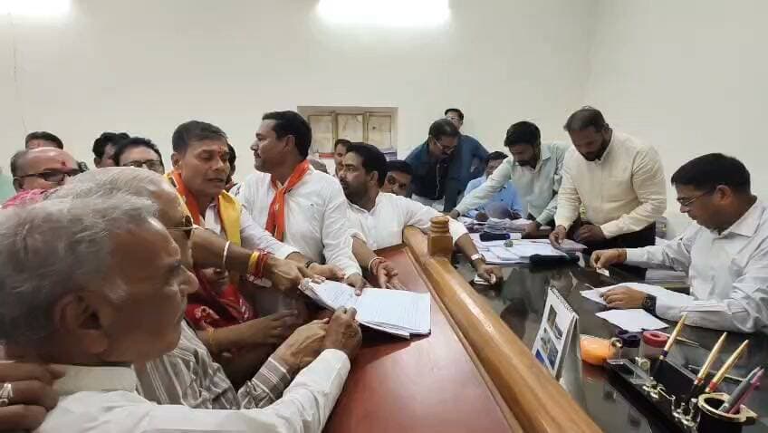 बारां जिला परिषद चुनाव को लेकर भारतीय जनता पार्टी की तैयारियां तेज, भाजपा जिला उपाध्यक्ष जयेश गालव ने वार्ड नंबर 7 से किया आवेदन, विधायक राधेश्याम बैरवा, पूर्व जिलाध्यक्ष आनंद गर्ग, सहित बड़ी संख्या में भाजपा पदाधिकारी रहे मौजूद।।
#बारांभाजपा #भाजपा #बारां #जयेशगालव