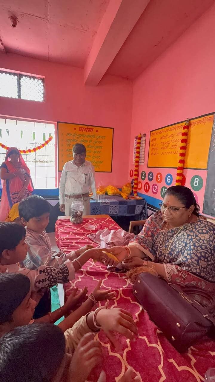 मुख्यमंत्री जन विश्वास अभियान अंतर्गत महिला एवं बाल विकास मंत्री सुश्री निर्मला भूरिया ने आंगनवाड़ी केंद्र वसुनिया फलिया का किया निरीक्षण
बच्चों से आत्मीय संवाद कर पोषण आहार एवं नियमित उपस्थिति की ली जानकारी
नवनिर्मित भवन में बच्चों की सुविधा के लिए आवश्यक व्यवस्थाएं सुनिश्चित करने के दिए निर्देश
मुख्यमंत्री जन विश्वास अभियान अंतर्गत महिला एवं बाल विकास विभाग मंत्री सुश्री निर्मला भूरिया ने ग्राम छापरी (रजला) स्थित आंगनवाड़ी केंद्र वसुनिया फलिया का निरीक्षण किया। इस दौरान उन्होंने बच्चों से आत्मीय संवाद कर केंद्र में उनकी नियमित उपस्थिति तथा प्रतिदिन मिलने वाले नाश्ते एवं भोजन के संबंध में जानकारी ली।
मंत्री सुश्री भूरिया ने बच्चों की माताओं से अपील की कि वे बच्चों को प्रतिदिन स्वच्छ एवं साफ-सुथरे कपड़ों में तैयार कर आंगनवाड़ी केंद्र अवश्य भेजें। उन्होंने बच्चों में बचपन से ही स्वच्छता की आदत विकसित करने पर जोर देते हुए कहा कि साफ-सफाई एवं नियमित देखभाल से उनके स्वास्थ्य और सर्वांगीण विकास को बढ़ावा मिलता है।
निरीक्षण के दौरान मंत्री सुश्री भूरिया ने आंगनवाड़ी केंद्र के नवनिर्मित भवन में बच्चों की सुविधा के लिए सभी आवश्यक व्यवस्थाएं सुनिश्चित करने के निर्देश ग्राम पंचायत के सरपंच को दिए।
इस अवसर पर मंत्री सुश्री भूरिया ने बच्चों को फल एवं चॉकलेट वितरित किए। उन्होंने बच्चों से कहानियां एवं कविताएं सुनकर उनका उत्साहवर्धन किया। बच्चों ने भी उत्साहपूर्वक संवाद में भाग लिया तथा अपनी प्रस्तुतियां सुनाईं। मंत्री सुश्री भूरिया के स्नेहपूर्ण व्यवहार एवं आत्मीय संवाद से केंद्र का वातावरण आनंदमय रहा।
निरीक्षण के दौरान जिला कार्यक्रम अधिकारी मोनिका बघेल उपस्थित रहीं।
Jansampark Madhya Pradesh CM Madhya Pradesh Indore Commissioner Department Of Women Child Development, Madhya Pradesh Nirmala Bhuriya #Jhabua #JansamparkMP #JanVishwasAbhiyan2026
#हर_शुक्रवार_जनता_के_नाम
