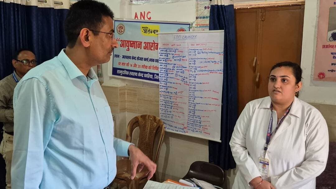 मुख्यमंत्री जनविश्वास अभियान
==
पात्र हितग्राहियों को शासन की योजनाओं का लाभ सहजता, सम्मान और समय पर मिले, यही प्रशासन का लक्ष्य- कलेक्टर श्री यादव
==
मुख्यमंत्री जनविश्वास अभियान के तहत पथरिया क्षेत्र की ग्राम पंचायतों में कलेक्टर ने किया निरीक्षण, जनसंवाद और उद्यम संवाद के माध्यम से जानी समस्याएं
==
कलेक्टर आज नरसिंहगढ़ क्षेत्र के ग्राम इमली जोग, बड़ागांव और सीता नगर पहुंचे
====
मुख्यमंत्री जनविश्वास अभियान के अंतर्गत शासन की जनकल्याणकारी योजनाओं एवं व्यवस्थाओं की जमीनी स्थिति का जायजा लेने के लिए कलेक्टर प्रताप नारायण यादव के मार्गदर्शन में जिला प्रशासन के अधिकारियों द्वारा विकासखंड पथरिया के विभिन्न ग्राम पंचायतों में भ्रमण, निरीक्षण, जनसंवाद एवं उद्यम संवाद सहित विभिन्न गतिविधियां आयोजित की गईं। इस दौरान स्कूलों, आंगनवाड़ी केंद्रों, स्वास्थ्य केंद्रों तथा अन्य शासकीय संस्थानों का निरीक्षण कर व्यवस्थाओं की वास्तविक स्थिति का आकलन किया गया।
कलेक्टर प्रताप नारायण यादव ने कहा कि बच्चों, वृद्धजनों, महिलाओं एवं आम नागरिकों के लिए शासन द्वारा संचालित योजनाओं और सुविधाओं का लाभ प्रत्येक पात्र व्यक्ति तक पहुंचाना प्रशासन की प्राथमिकता है। कोई भी पात्र व्यक्ति योजनाओं के लाभ से वंचित न रहे और उसे सहजता, सम्मान तथा निर्धारित समय पर लाभ प्राप्त हो, यह सुनिश्चित करने के लिए लगातार भ्रमण एवं निरीक्षण किए जा रहे हैं।
उन्होंने कहा मुख्यमंत्री जनविश्वास अभियान के तहत जिले के अधिकारियों ने लगभग 19 ग्राम पंचायतों में पहुंचकर विभिन्न शासकीय संस्थानों का निरीक्षण किया। अधिकारियों द्वारा स्कूलों, आंगनवाड़ी केंद्रों और स्वास्थ्य केंद्रों की व्यवस्थाओं का जायजा लेकर वास्तविक स्थिति के अनुरूप ऑनलाइन रिपोर्ट प्रस्तुत की जाती है। इससे संबंधित क्षेत्रों में मौजूद कमियों की पहचान करने, आवश्यक विकास कार्य निर्धारित करने तथा शासन की योजनाओं को और अधिक प्रभावी बनाने में मदद मिलती है।
मध्यान्ह भोजन की गुणवत्ता और मात्रा पर विशेष ध्यान
निरीक्षण के दौरान माध्यमिक शाला बड़ागांव में मध्यान्ह भोजन व्यवस्था का जायजा लिया गया। कलेक्टर ने कहा कि विद्यालय में बच्चों के लिए घर जैसा भोजन, रोटी, दाल और सब्जी तैयार की जा रही थी। भोजन की गुणवत्ता और निर्धारित मेनू के अनुरूप व्यवस्था संतोषजनक पाई गई, हालांकि कहीं-कहीं भोजन की मात्रा कम दिखाई देने पर संबंधितों को पर्याप्त मात्रा में भोजन तैयार करने के निर्देश दिए गए।
उन्होंने कहा बच्चों को शासन द्वारा निर्धारित मापदंडों के अनुसार भरपेट भोजन मिलना चाहिए, ताकि वे रुचि के साथ भोजन करें, स्वस्थ रहें और मन लगाकर पढ़ाई कर सकें। भोजन की मात्रा और गुणवत्ता दोनों पर ध्यान देना आवश्यक है।
आंगनवाड़ी में बच्चों की उपस्थिति बढ़ाने के लिए अभिभावकों को करेंगे जागरूक
कलेक्टर ने कहा निरीक्षण के दौरान एक आंगनवाड़ी केंद्र में बच्चों की उपस्थिति कम पाई गई। केंद्र में लगभग 40 बच्चे दर्ज थे, जबकि निरीक्षण के समय केवल 10 से 12 बच्चे उपस्थित मिले। इस स्थिति को देखते हुए बच्चों के अभिभावकों को आंगनवाड़ी की उपयोगिता के प्रति जागरूक करने पर जोर दिया गया।
उन्होंने कहा आंगनवाड़ी केंद्रों में बच्चों को सीखने, समझने और अपने ज्ञान को बढ़ाने का अवसर मिलता है। नियमित उपस्थिति से बच्चों के सर्वांगीण विकास और उज्ज्वल भविष्य की नींव मजबूत होती है। अभिभावकों को इस दिशा में प्रेरित किया जाएगा, ताकि वे अपने बच्चों को नियमित रूप से आंगनवाड़ी भेजें।
स्वास्थ्य केंद्र में सभी चार कर्मचारी मिले उपस्थित
श्री यादव ने कहा निरीक्षण के दौरान स्वास्थ्य केंद्र में सभी चार कर्मचारी उपस्थित पाए गए। विद्यालय में भी समस्त स्टाफ उपस्थित था तथा मध्यान्ह भोजन निर्धारित मेनू के अनुसार तैयार किया जा रहा था। उन्होंने कहा आमजन के सहयोग और प्रशासन की निरंतर मॉनिटरिंग से शासकीय संस्थानों की व्यवस्थाओं में सुधार हो रहा है। पूर्व में सामने आई कमियों को दूर करने के लिए लगातार प्रयास किए जा रहे हैं।
उन्होंने कहा प्रशासन का उद्देश्य केवल निरीक्षण करना नहीं, बल्कि व्यवस्थाओं में सकारात्मक परिवर्तन लाना भी है। प्रत्येक अधिकारी और कर्मचारी अपने दायित्वों का निर्वहन जिम्मेदारी से करे, ताकि शासन की योजनाओं का वास्तविक लाभ आम नागरिकों को मिल सके।
जनसंवाद के माध्यम से जानी आमजन की समस्याएं
कलेक्टर श्री यादव ने कहा भ्रमण के दौरान ग्रामीणों से सीधे चर्चा कर यह जानकारी ली जा रही है कि उन्हें शासन की योजनाओं का लाभ मिल रहा है या नहीं, उन्हें किसी प्रकार की परेशानी तो नहीं है और क्षेत्र के विकास के लिए किन कार्यों की आवश्यकता है। प्राप्त सुझावों और समस्याओं के आधार पर आवश्यक सुधार करने का प्रयास किया जा रहा है।
उन्होंने कहा जनसंवाद का उद्देश्य लोगों की वास्तविक समस्याओं को समझना तथा योजनाओं के क्रियान्वयन को अधिक प्रभावी बनाना है। शासन और प्रशासन लगातार प्रयासरत हैं कि प्रत्येक पात्र हितग्राही तक जनकल्याणकारी योजनाओं का लाभ पहुंचे।
नशे से दूर रहें, बच्चों की शिक्षा को दें प्राथमिकता
कलेक्टर प्रताप नारायण यादव ने आमजन से अपील की कि सभी लोग आपसी सहयोग और सद्भाव के साथ रहें तथा नशे से दूरी बनाए रखें। उन्होंने कहा नशे की लत व्यक्ति के साथ-साथ उसके पूरे परिवार और आने वाली पीढ़ियों को भी प्रभावित करती है। नशे पर खर्च होने वाली राशि यदि बच्चों की पढ़ाई-लिखाई और बेहतर भविष्य के निर्माण पर खर्च की जाए, तो बच्चे शिक्षित होकर परिवार, समाज और जिले का नाम रोशन कर सकते हैं।
उन्होंने नागरिकों से आग्रह किया कि बच्चों की शिक्षा पर विशेष ध्यान दें तथा शासन की योजनाओं की जानकारी से वंचित लोगों, विशेषकर बुजुर्गों और जरूरतमंद हितग्राहियों की सहायता करें। पात्र व्यक्तियों को योजनाओं का लाभ दिलाने में सहयोग करें, ताकि शासन की जनकल्याणकारी मंशा धरातल पर साकार हो सके।
कलेक्टर ने मीडिया से भी अपील की कि समाचार पत्रों एवं इलेक्ट्रॉनिक मीडिया के माध्यम से शासन की योजनाओं और जनकल्याणकारी संदेशों को जन-जन तक पहुंचाएं, जिससे नागरिक जागरूक हों और अपने दायित्वों का स्वप्रेरणा से निर्वहन करते हुए विकास कार्यों में सहभागी बनें।